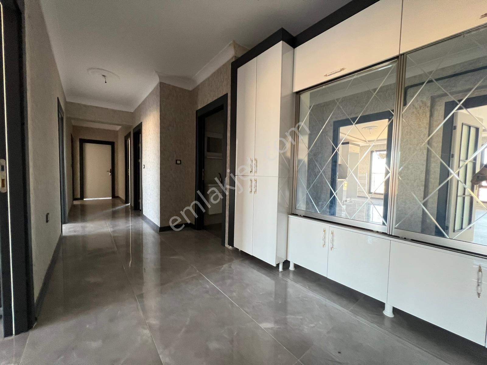 Engin Emlak'tan Merkezi Konumda Manzaralı 4+1 Site Dairesi - Görsel 19