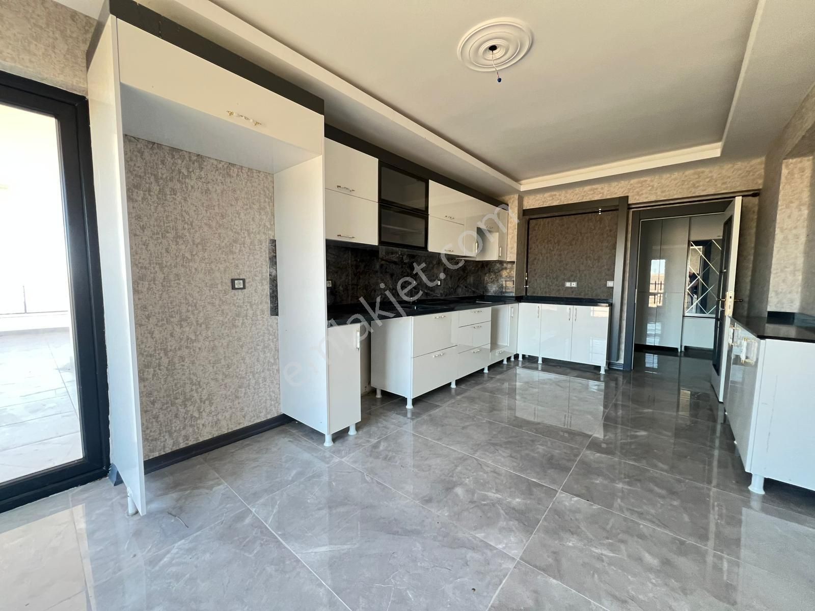 Engin Emlak'tan Merkezi Konumda Manzaralı 4+1 Site Dairesi - Görsel 4