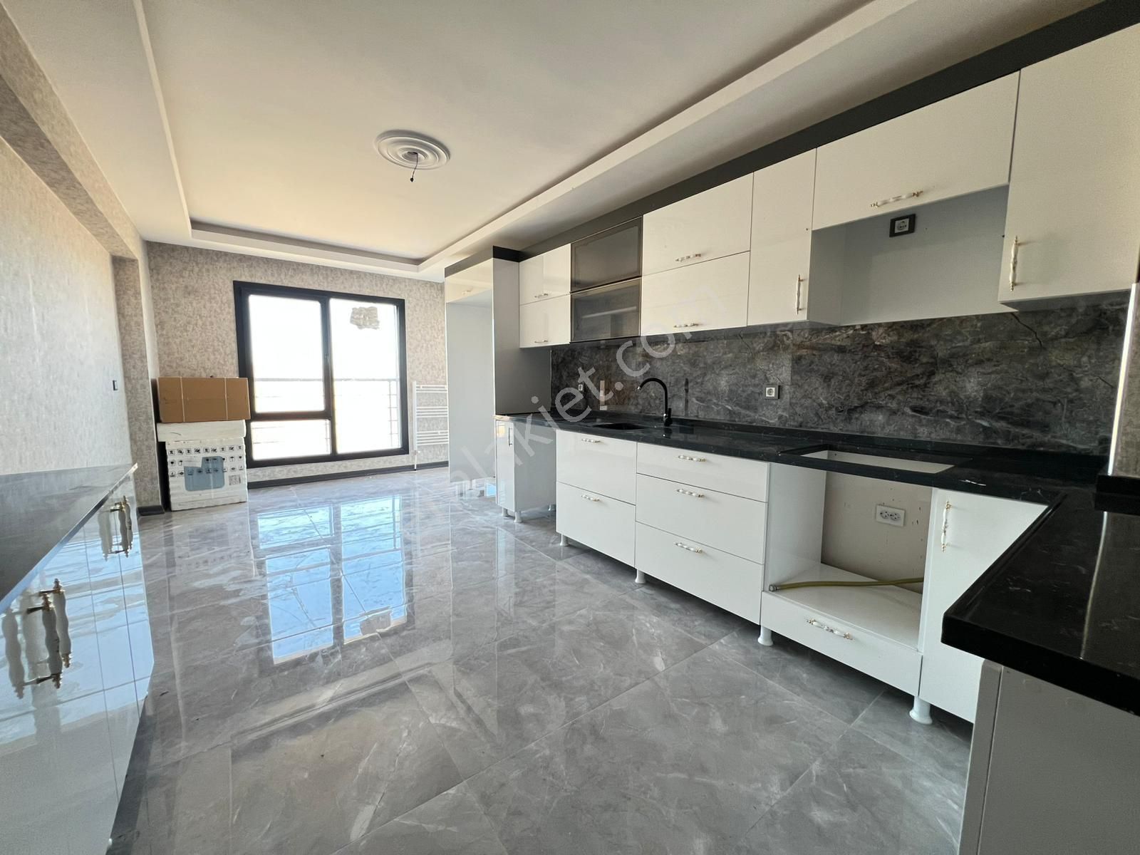 Engin Emlak'tan Merkezi Konumda Manzaralı 4+1 Site Dairesi - Görsel 2