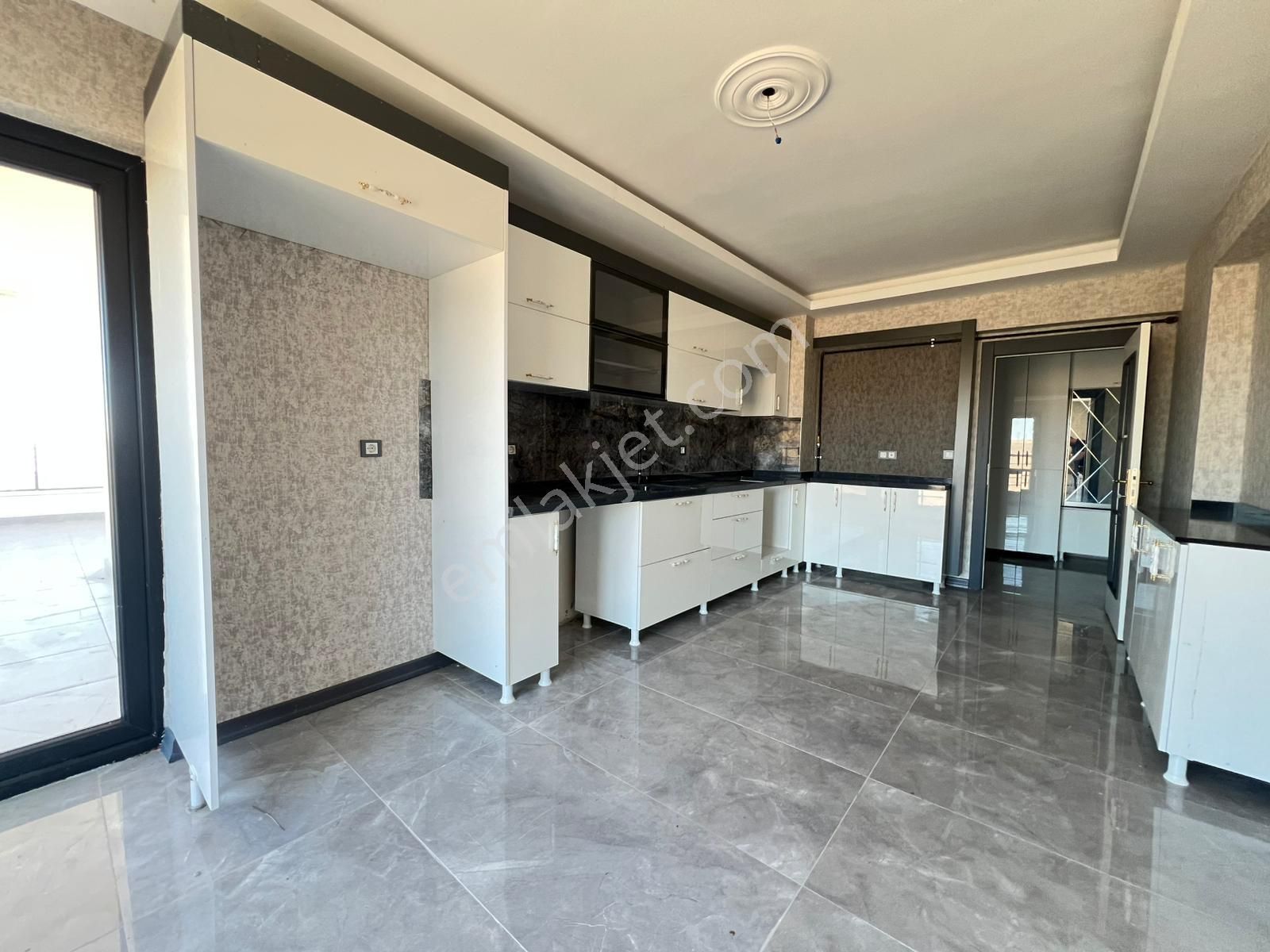 Engin Emlak'tan Merkezi Konumda Manzaralı 4+1 Site Dairesi - Görsel 3