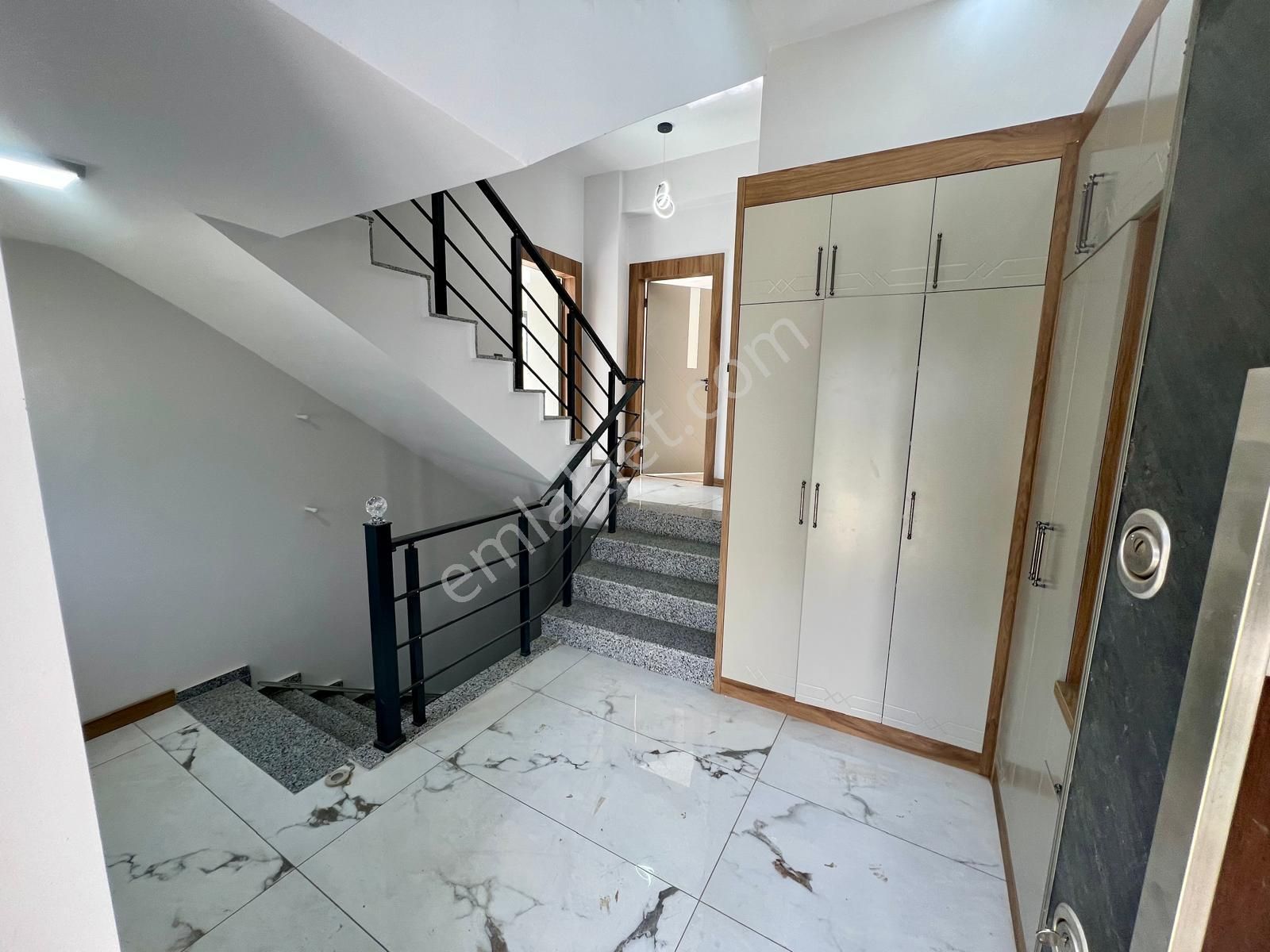 Akçay Aras Emlaktan Zeytinlide Köşe Konumlu 3+1 Villa - Görsel 3