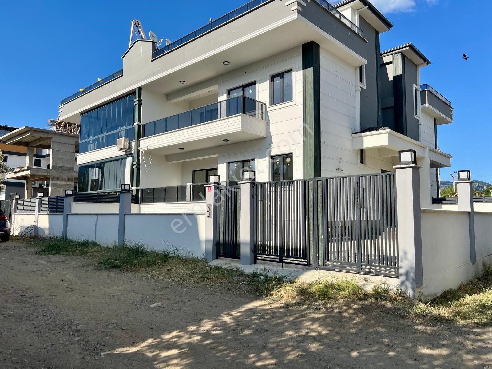 Akçay Aras Emlaktan Zeytinlide Köşe Konumlu 3+1 Villa