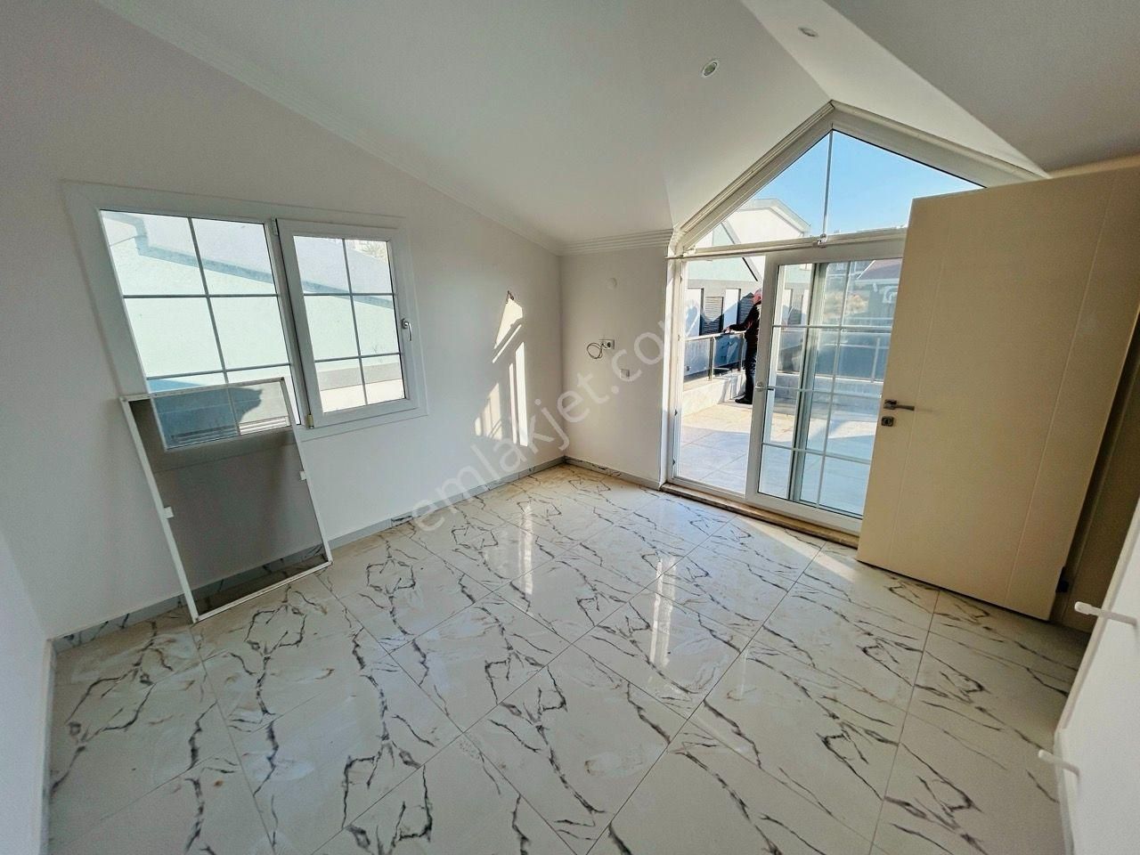 Didim'de Havuzlu Sitede Daire Fiyatına Villa 3+1 - Görsel 24