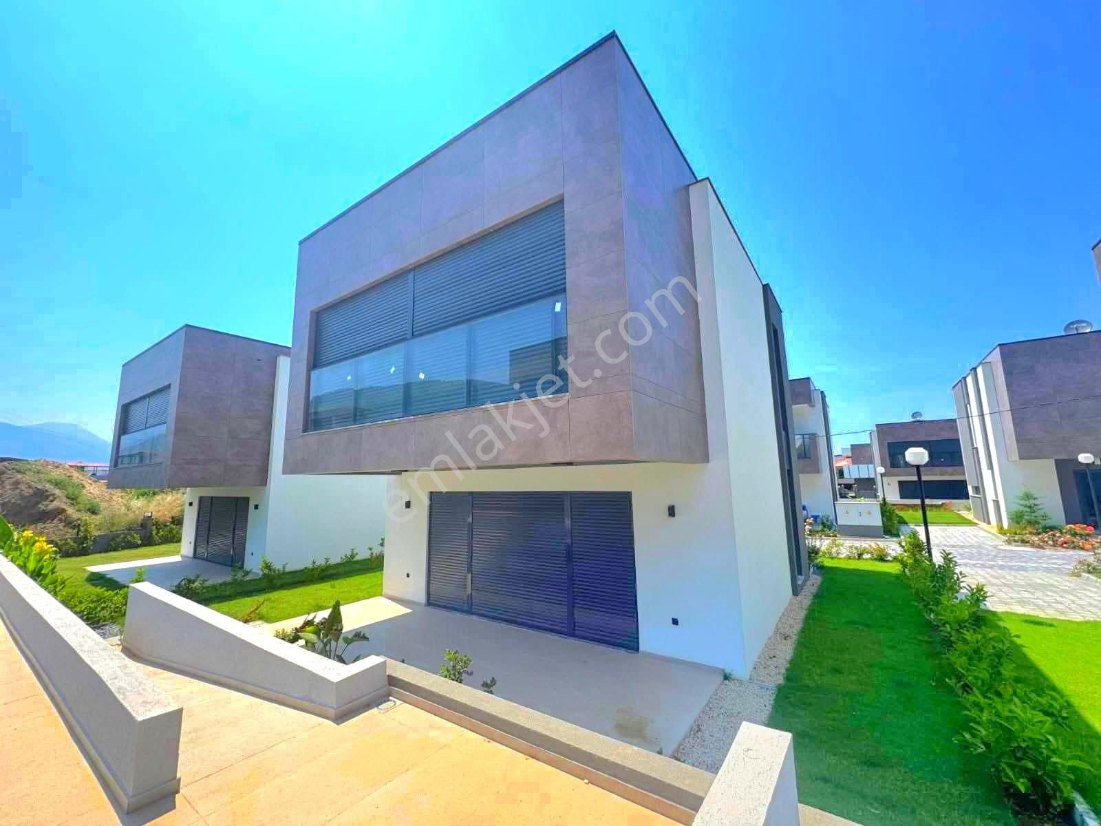 Güzelçamlıda Havuzlu Otoparklı Bahçeli Tek Müstakil 3+1 Sıfır Villa - Görsel 35