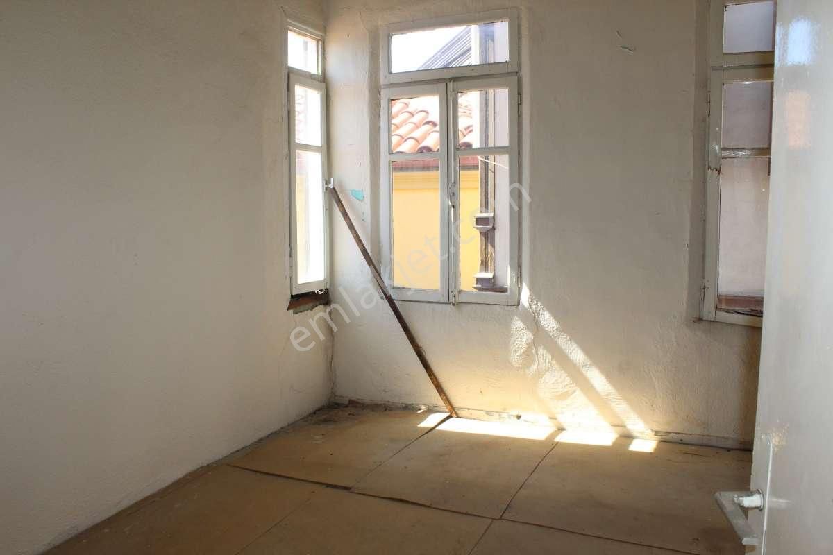 Ayvalık Merkez'de Deniz Manzaralı Teraslı 3 Katlı 4+1 Taş Rum Evi - Görsel 27