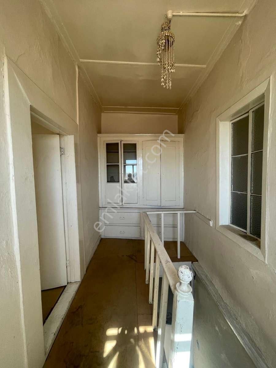 Ayvalık Merkez'de Deniz Manzaralı Teraslı 3 Katlı 4+1 Taş Rum Evi - Görsel 12