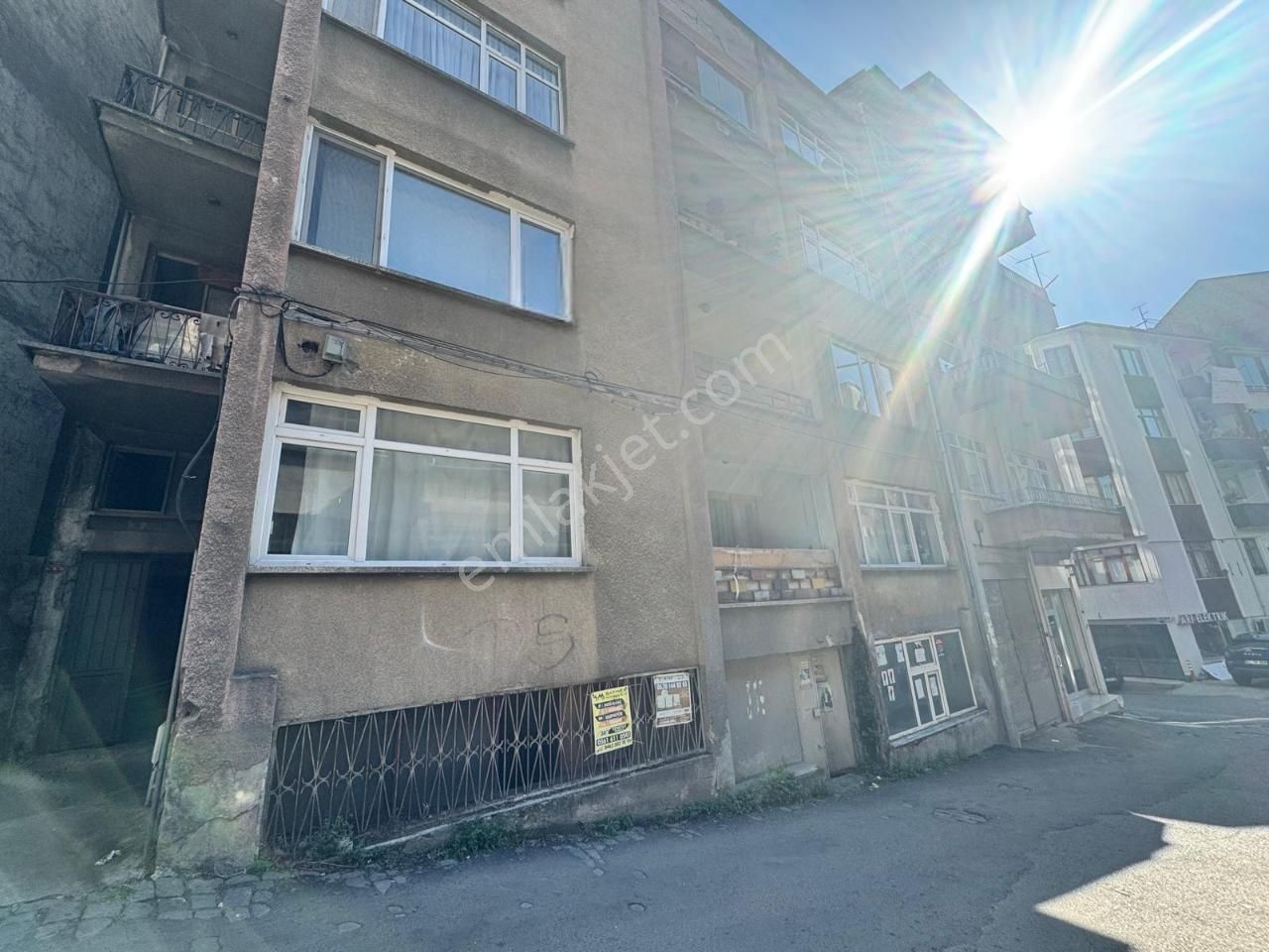 Trabzon Meydana Yakın 3+1 Kiralık Sobalı Daire - Görsel 2