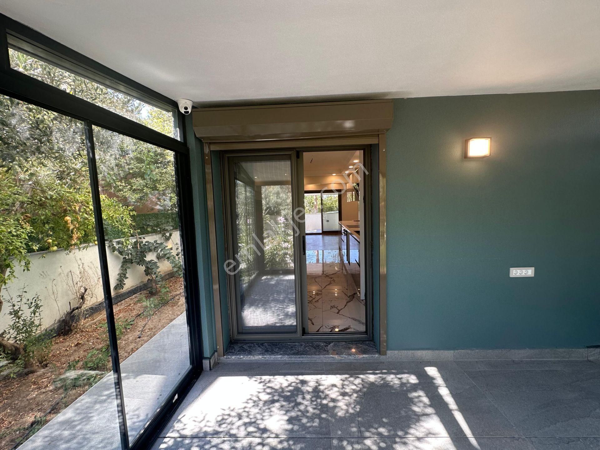 İzmir Urla'da Sıfır Satılık Villa - Triplex Lüks Akıllı - Görsel 4