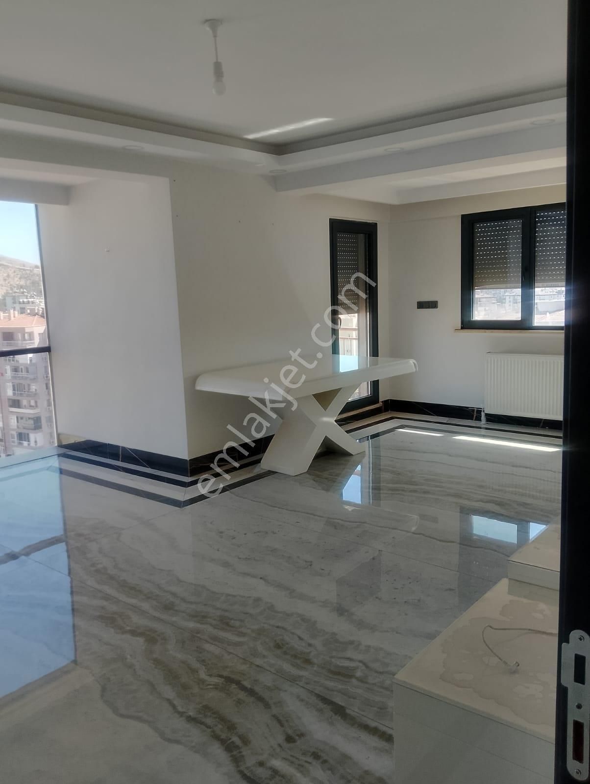 Karşıyaka’nın Zübeydehanım Mah.üzeyiroğlu Royal Resıdence Farklı Döşemesi İle Satılıktır