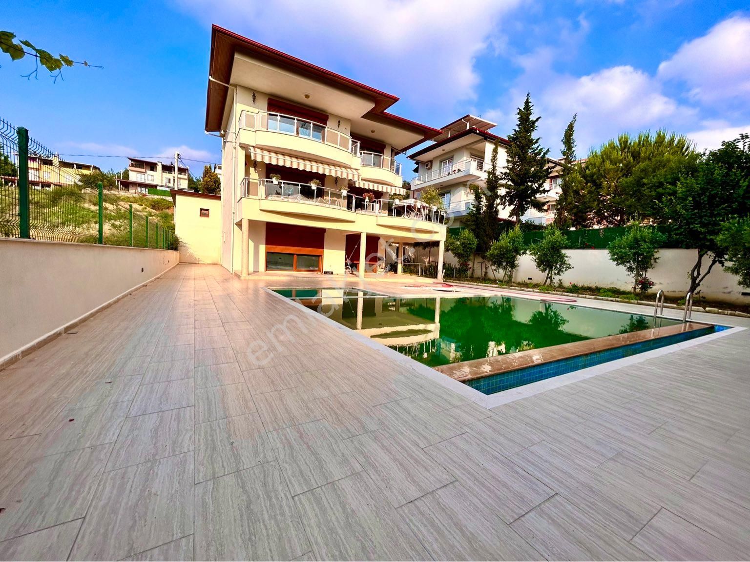 600 M2 Arsa İçerisinde Özel Havuzlu Geniş Villa