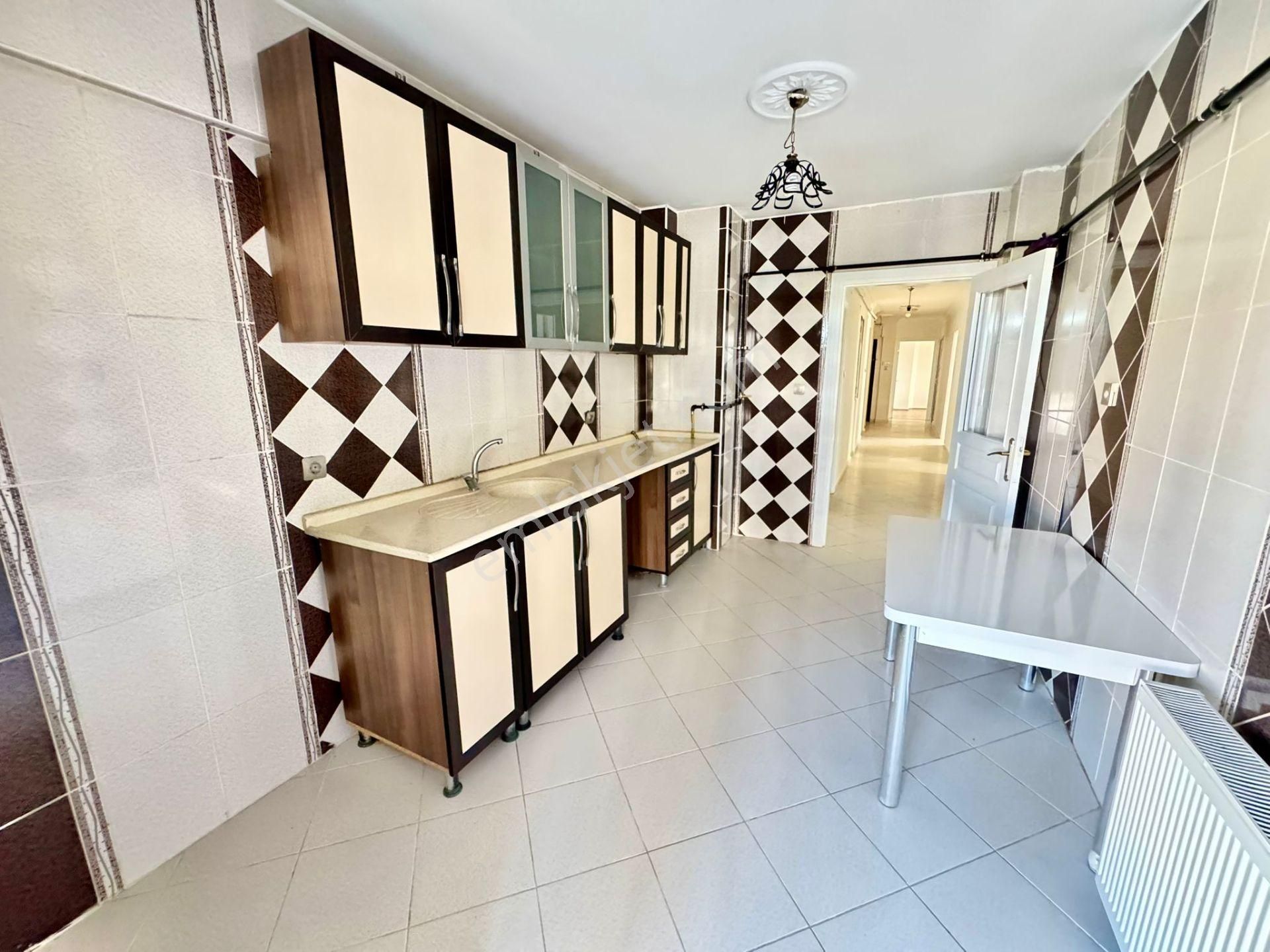 Karapürçek'te Ön Cephe Kilerli Çift Banyolu 3+1 Satılık Yüksek Giriş - Görsel 3