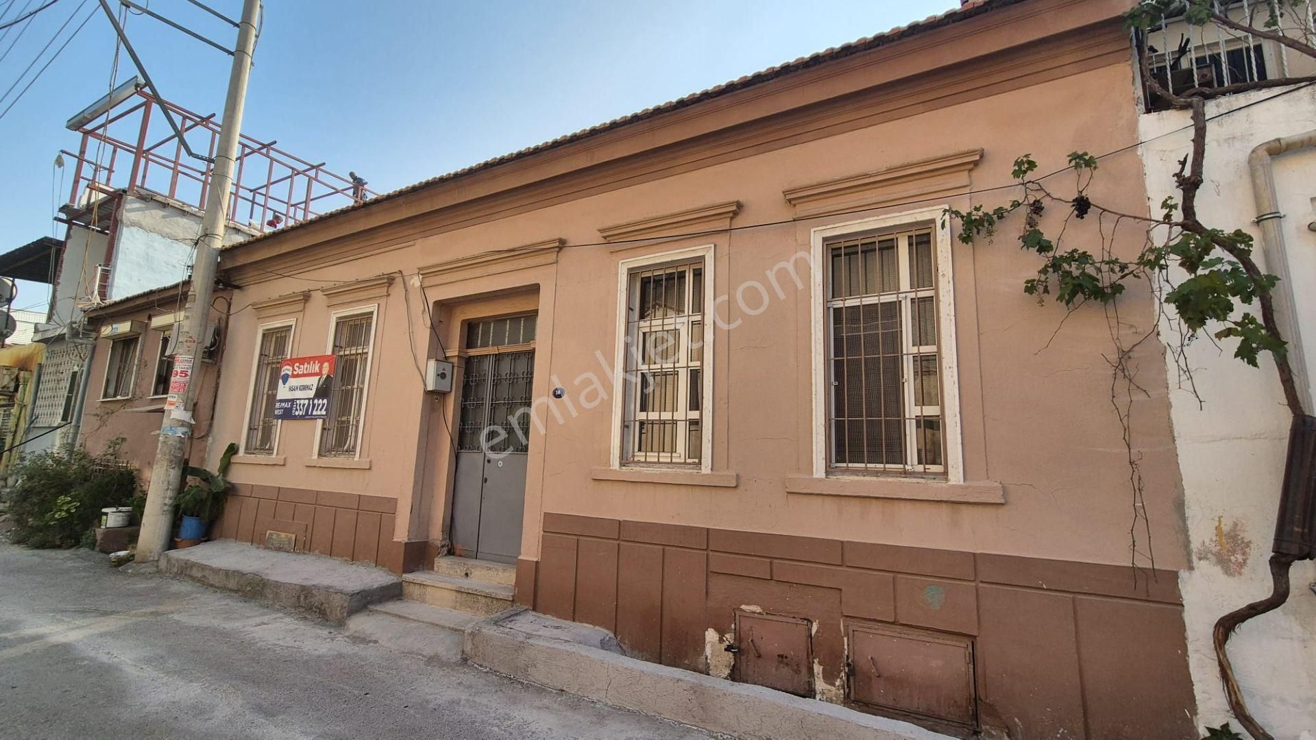 İzmir Konak Tatar Mahallesinde 3 Katlı Müstakil Satılık Rumevi