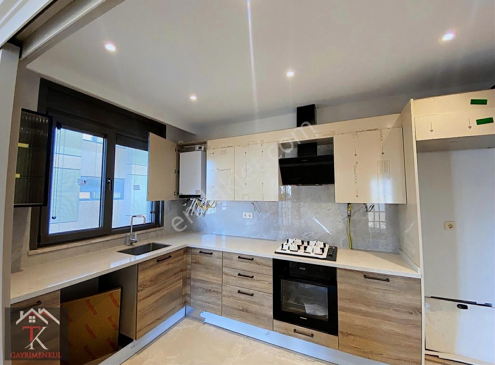 Tk'dan Feneryolunda Caddeye Bir Paralel Cam Balkonlu 120m2 3+1 - Görsel 4