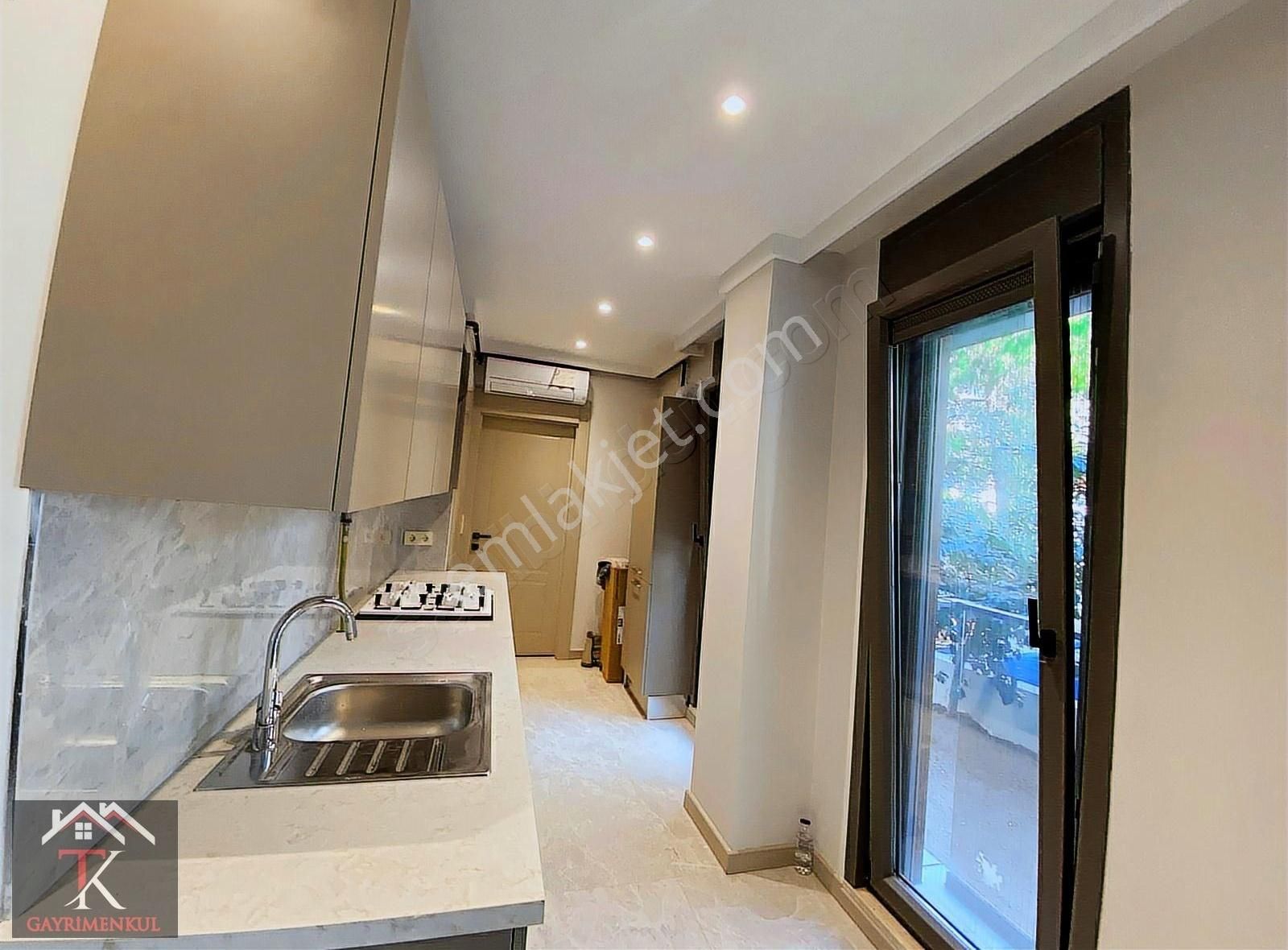 Tk'dan Feneryolunda Caddeye Bir Paralel Şerefiyeli 1+1 - Görsel 2