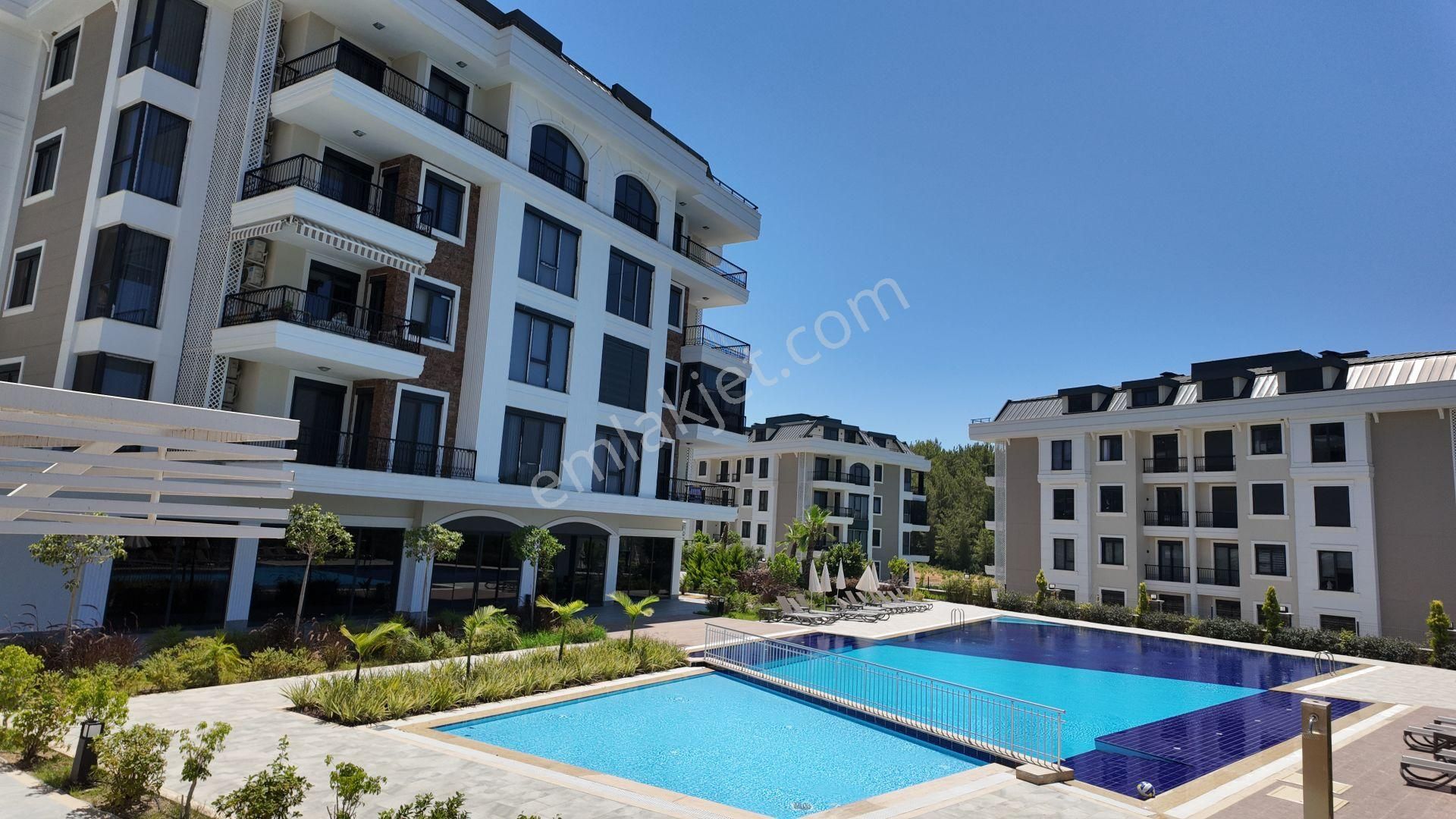 Alanya Oba'da Satılık Havuzlu Sitede Eşyalı 2+1 Daire