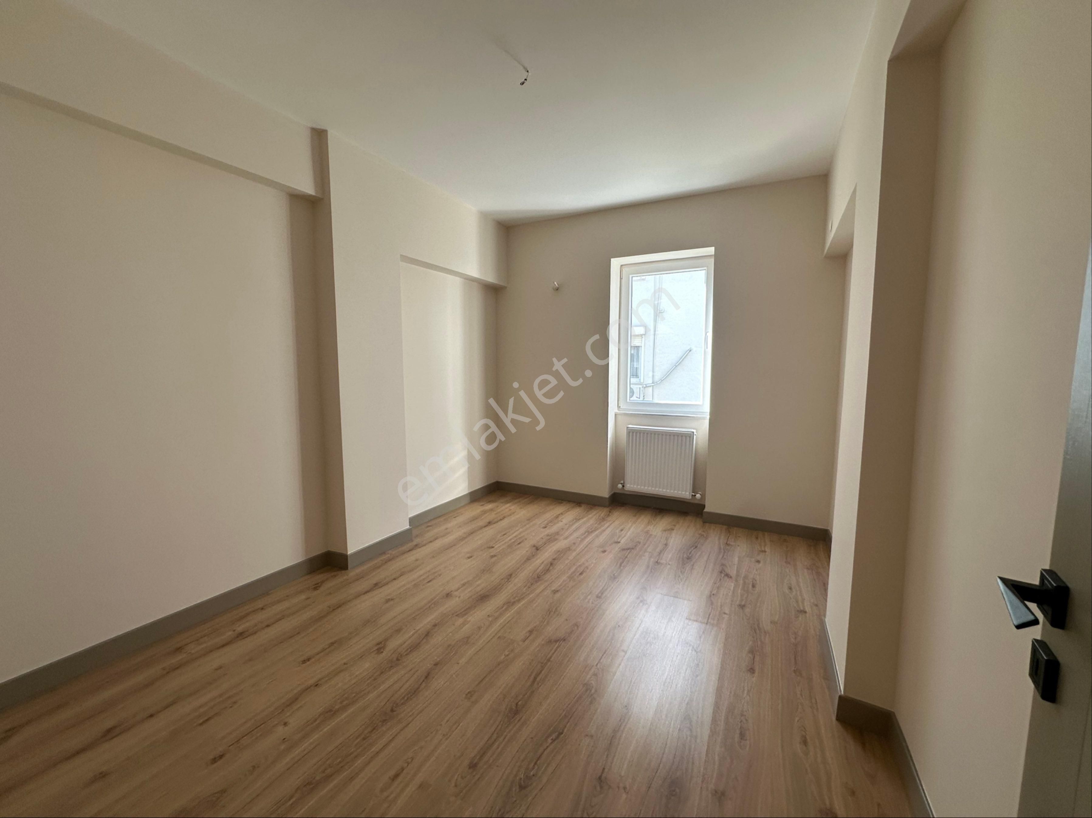 Konyaaltı Liman Mah.denize Yakın 3+1 Ara Katta Doğalgazlı