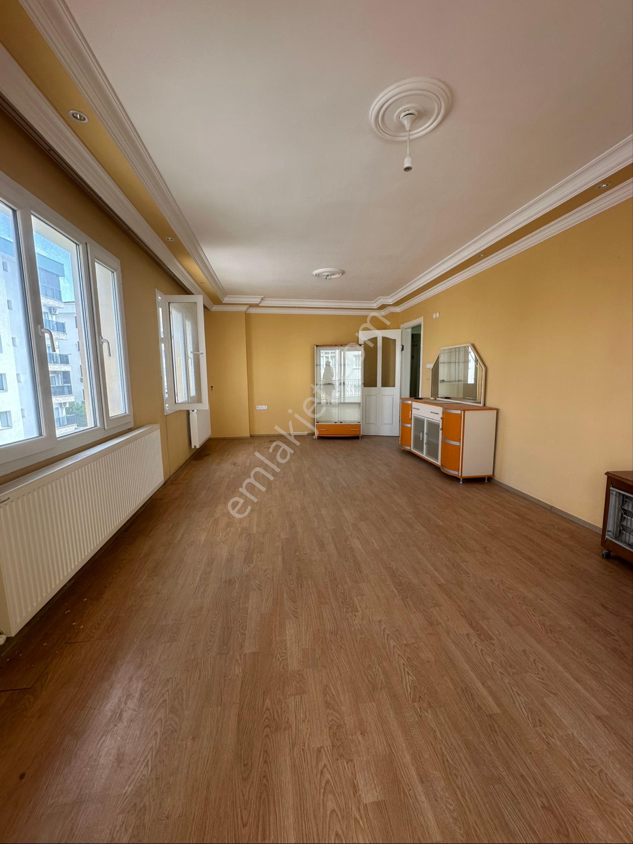 Kuşadasında Büyük Geniş Daire Satılık - Görsel 4