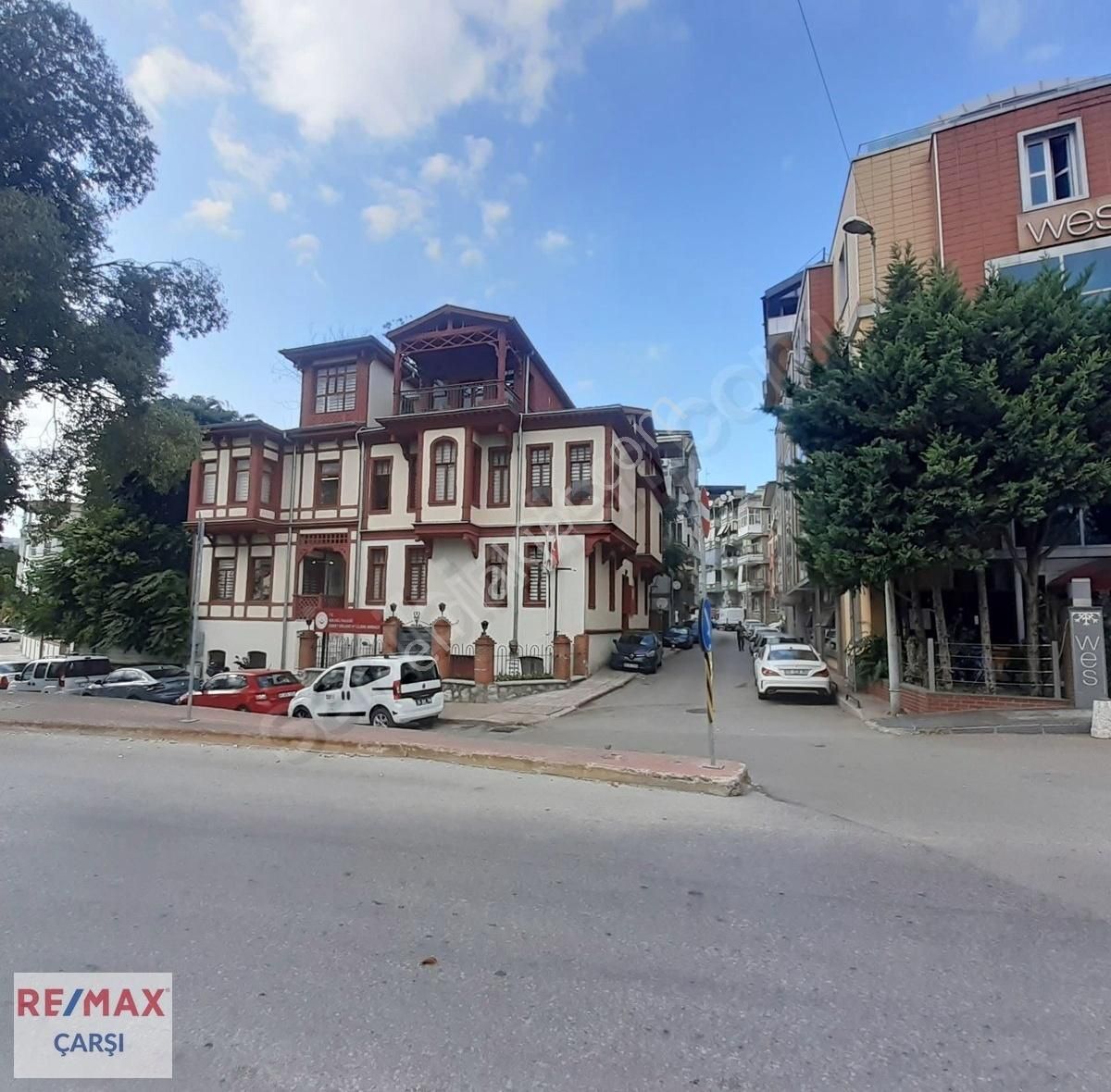 İzmıt Kozluk Mahallesın'de 2 Bölümlü Zemın Kat Satılık Ofıs