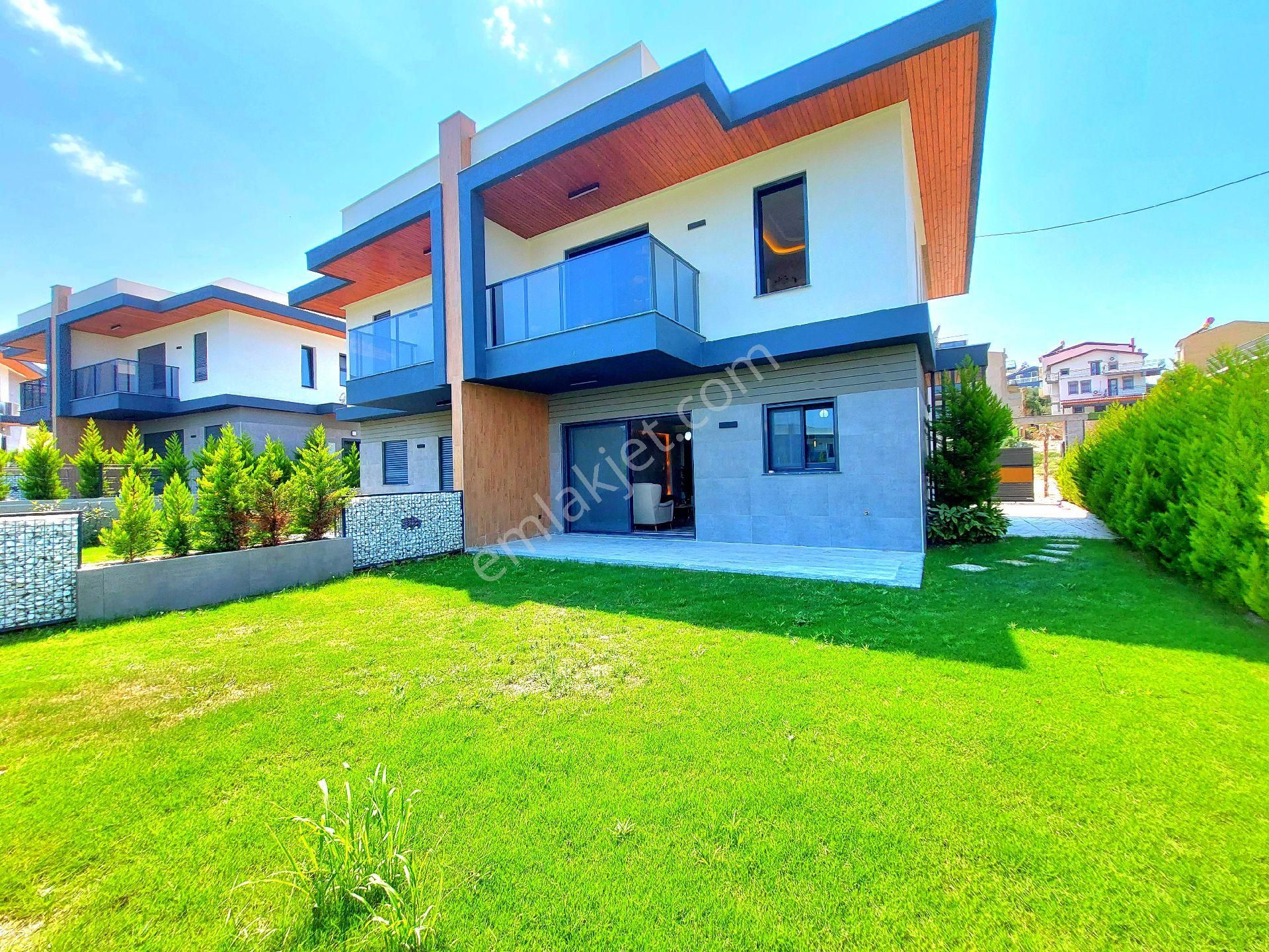 Kuşadasında Avm'lere Yakın Havuzlu Sitede Otoparklı-bahçeli Sıfır Villa