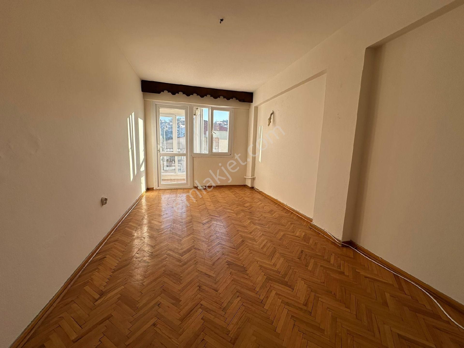 İnönü Caddesinde 3