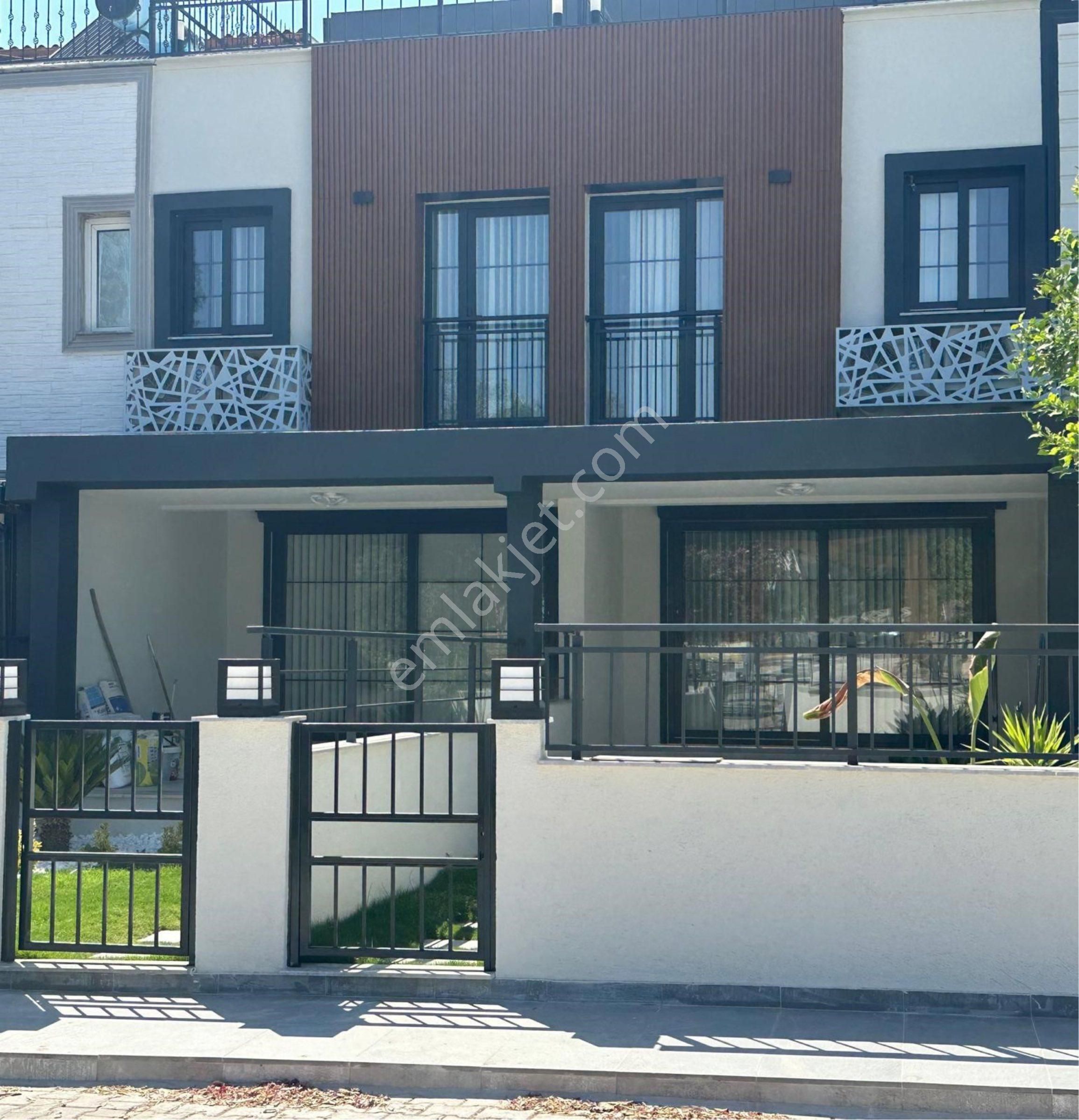 Kuşadası Kadınlar Denizine 150. Mt Mesafede 4+1 Tripleks Satılık Villa