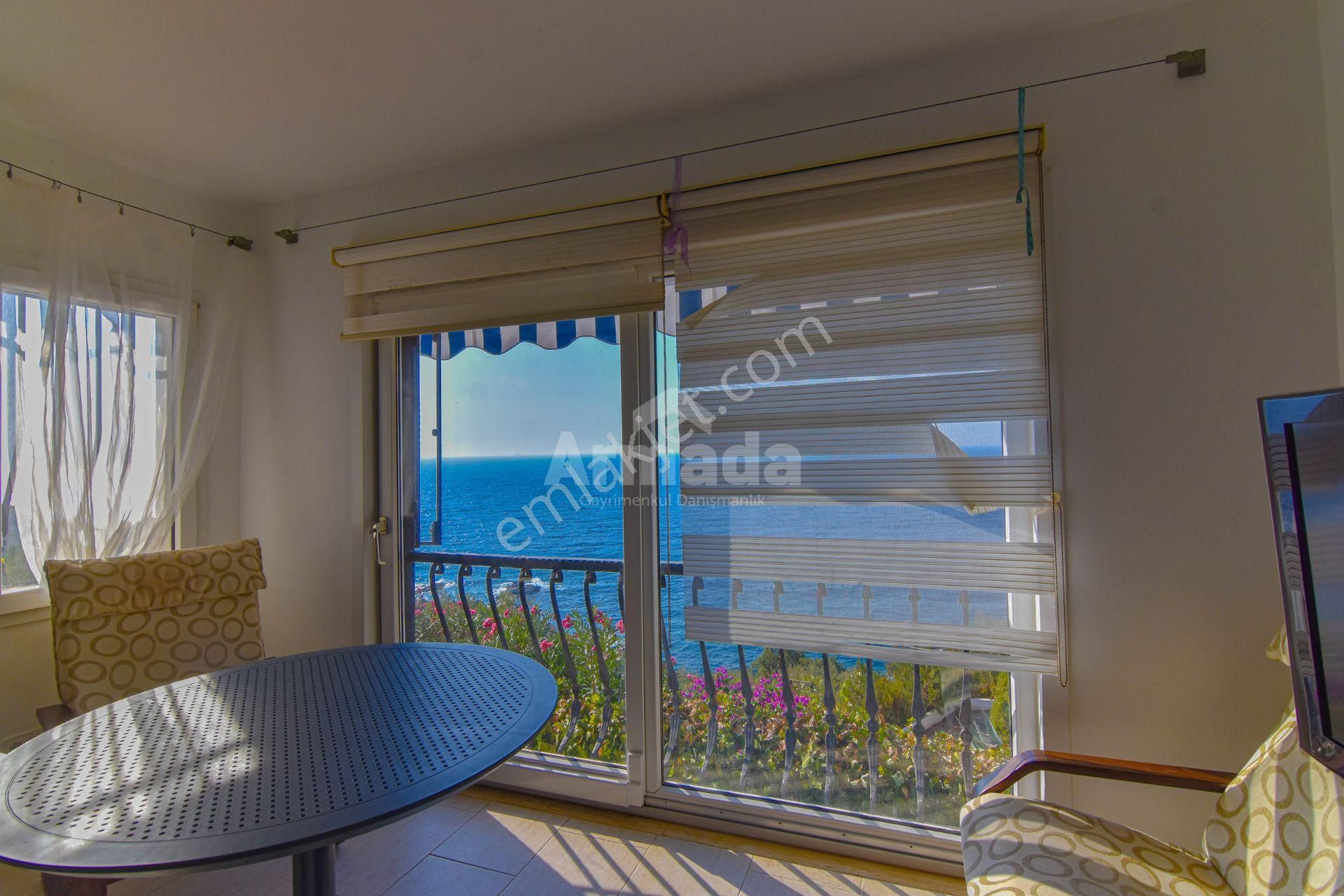 Kuşadası Öz Dostlar Sitesi'nde Denize Sıfır Eşyalı Villa - Görsel 4