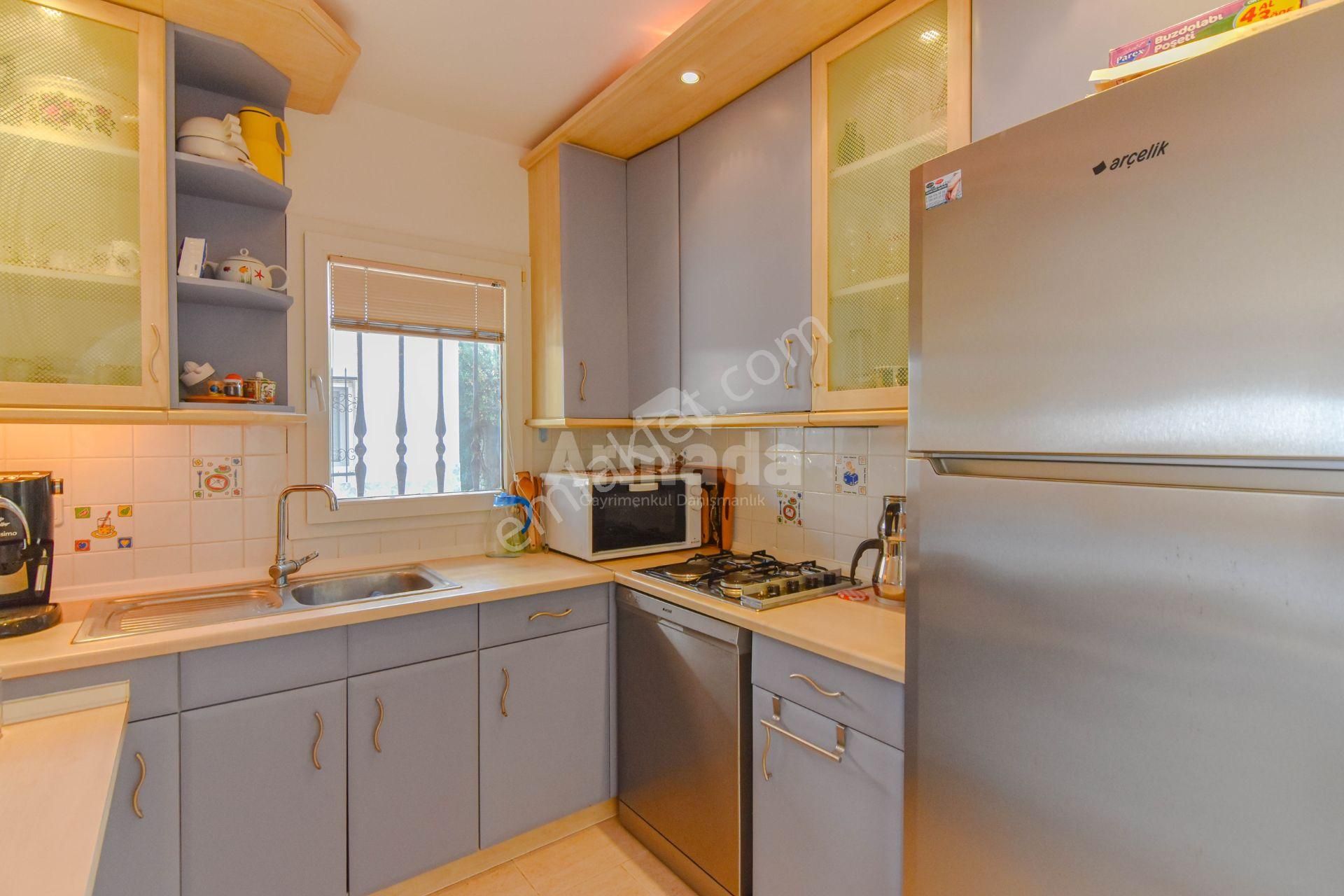 Kuşadası Öz Dostlar Sitesi'nde Denize Sıfır Eşyalı Villa - Görsel 8