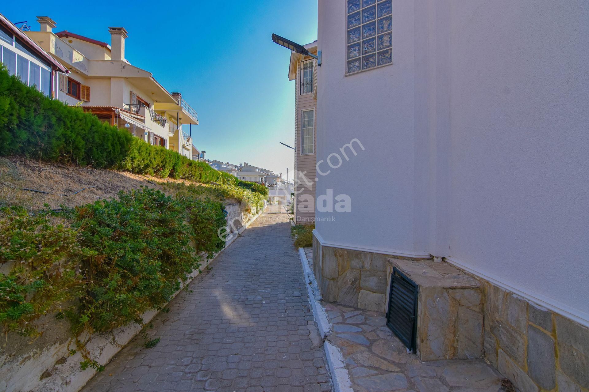 Kuşadası Öz Dostlar Sitesi'nde Denize Sıfır Eşyalı Villa - Görsel 28