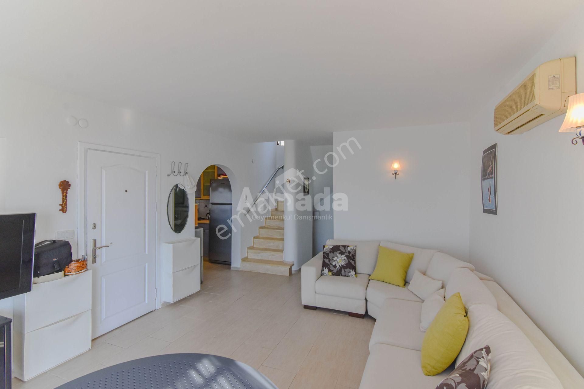 Kuşadası Öz Dostlar Sitesi'nde Denize Sıfır Eşyalı Villa - Görsel 2