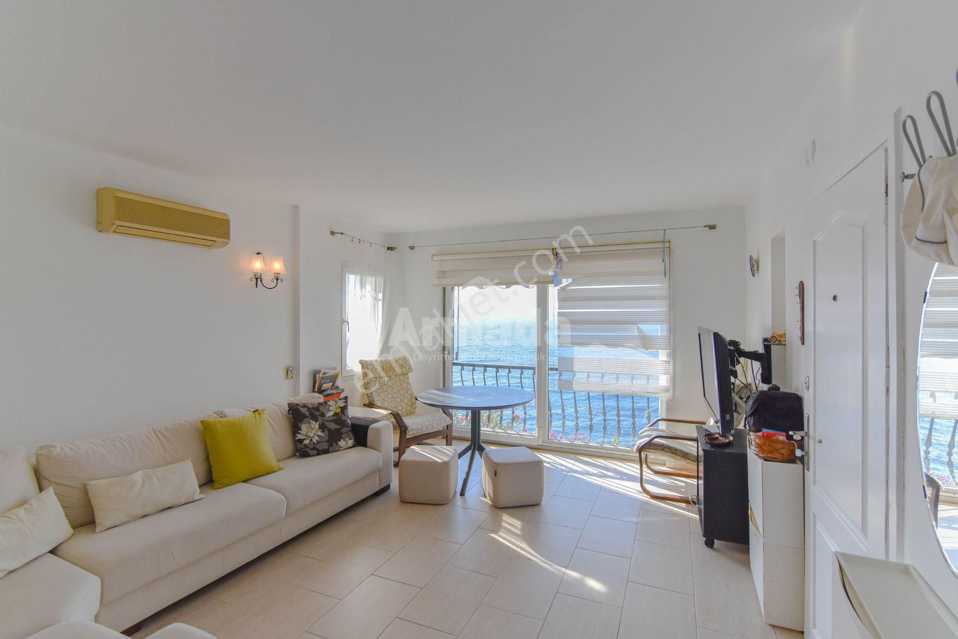 Kuşadası Öz Dostlar Sitesi'nde Denize Sıfır Eşyalı Villa - Görsel 5