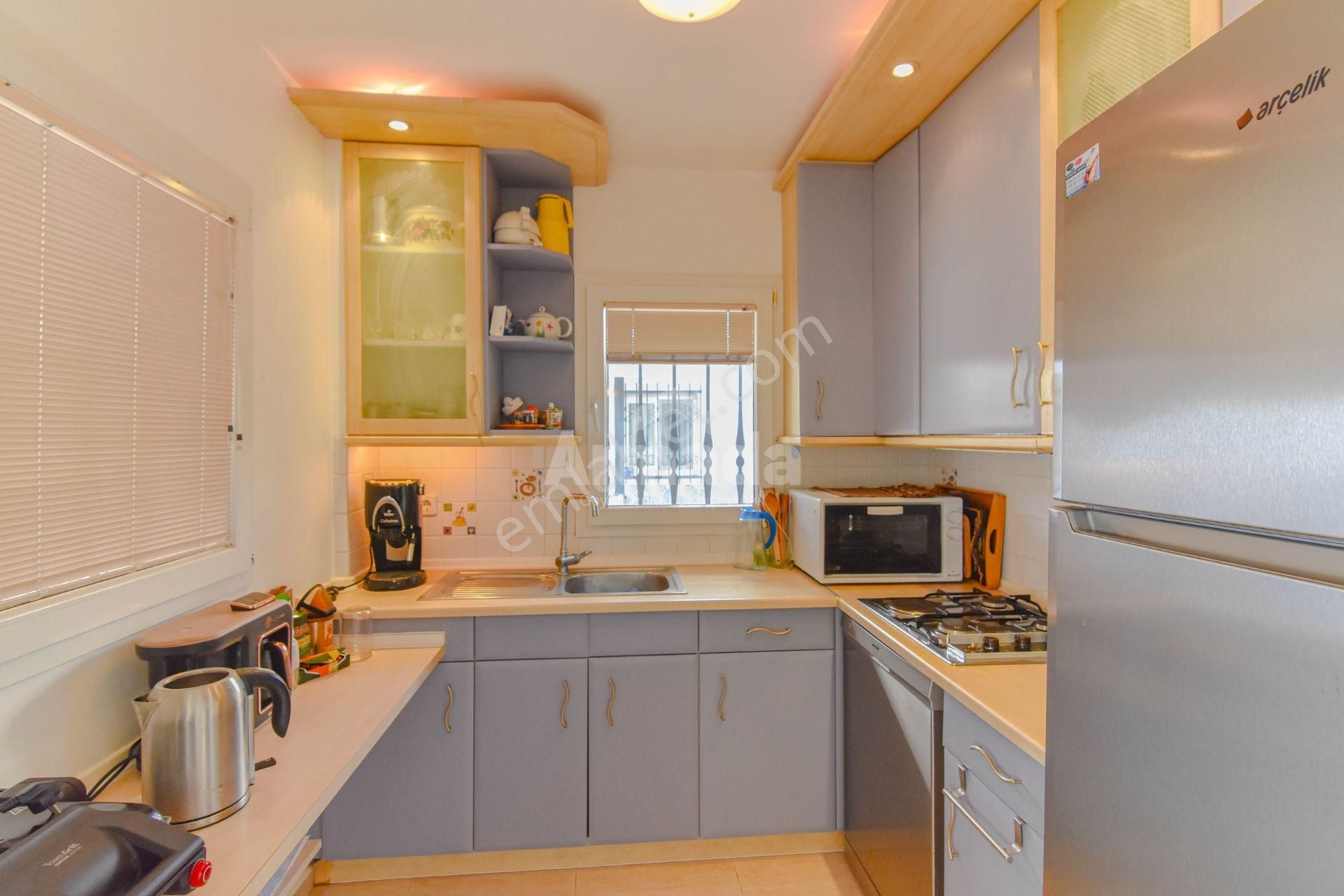 Kuşadası Öz Dostlar Sitesi'nde Denize Sıfır Eşyalı Villa - Görsel 7