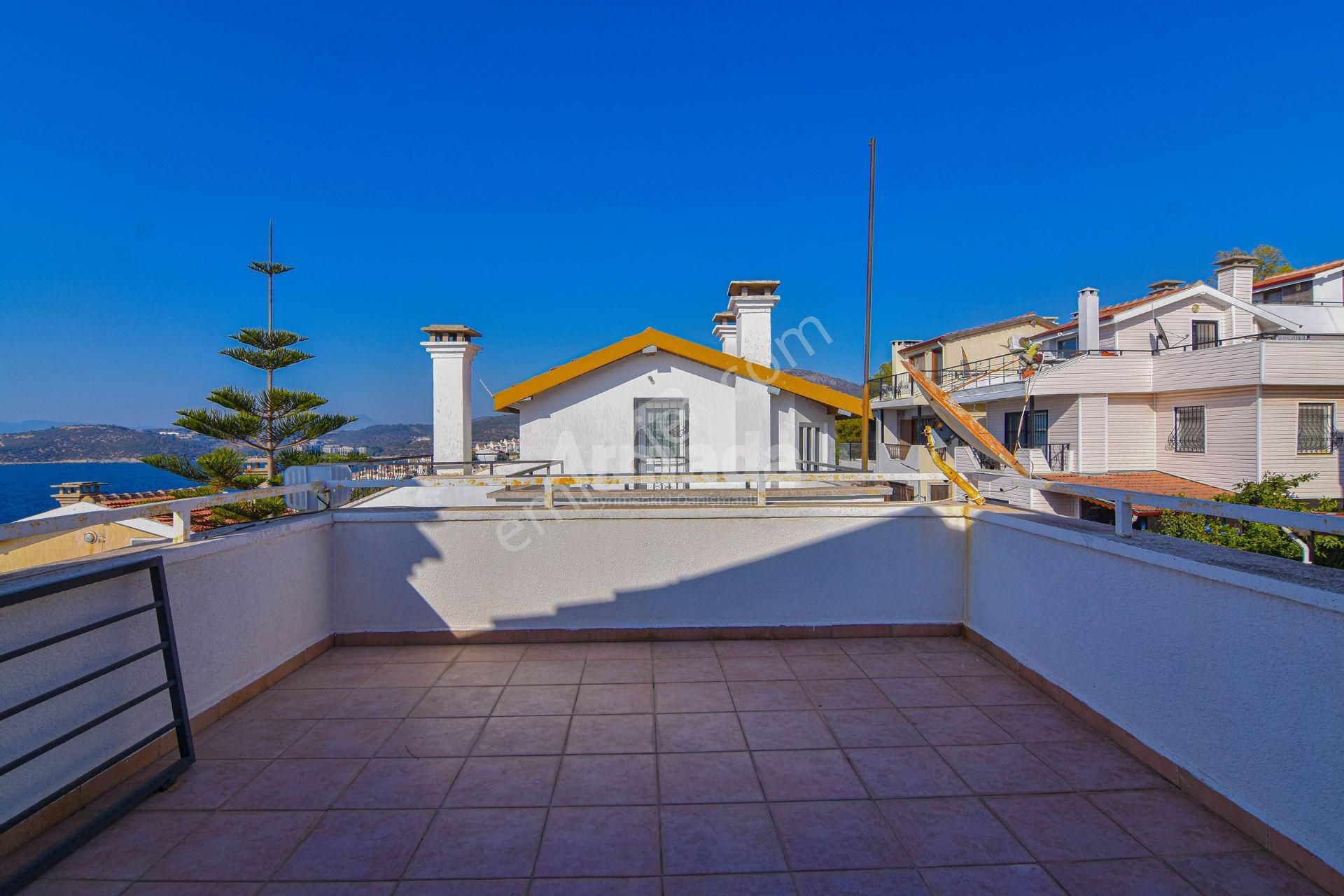 Kuşadası Öz Dostlar Sitesi'nde Denize Sıfır Eşyalı Villa - Görsel 22