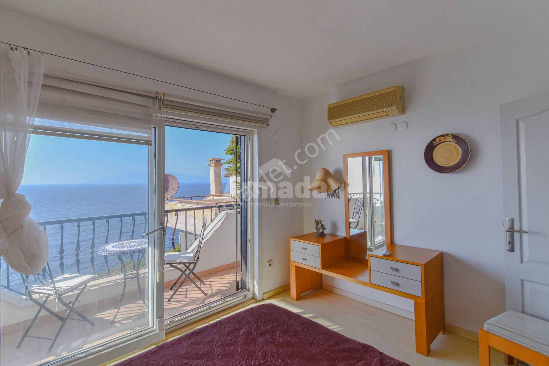 Kuşadası Öz Dostlar Sitesi'nde Denize Sıfır Eşyalı Villa - Görsel 15