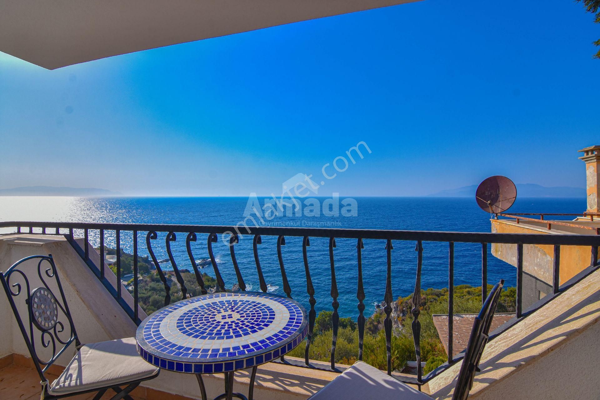 Kuşadası Öz Dostlar Sitesi'nde Denize Sıfır Eşyalı Villa