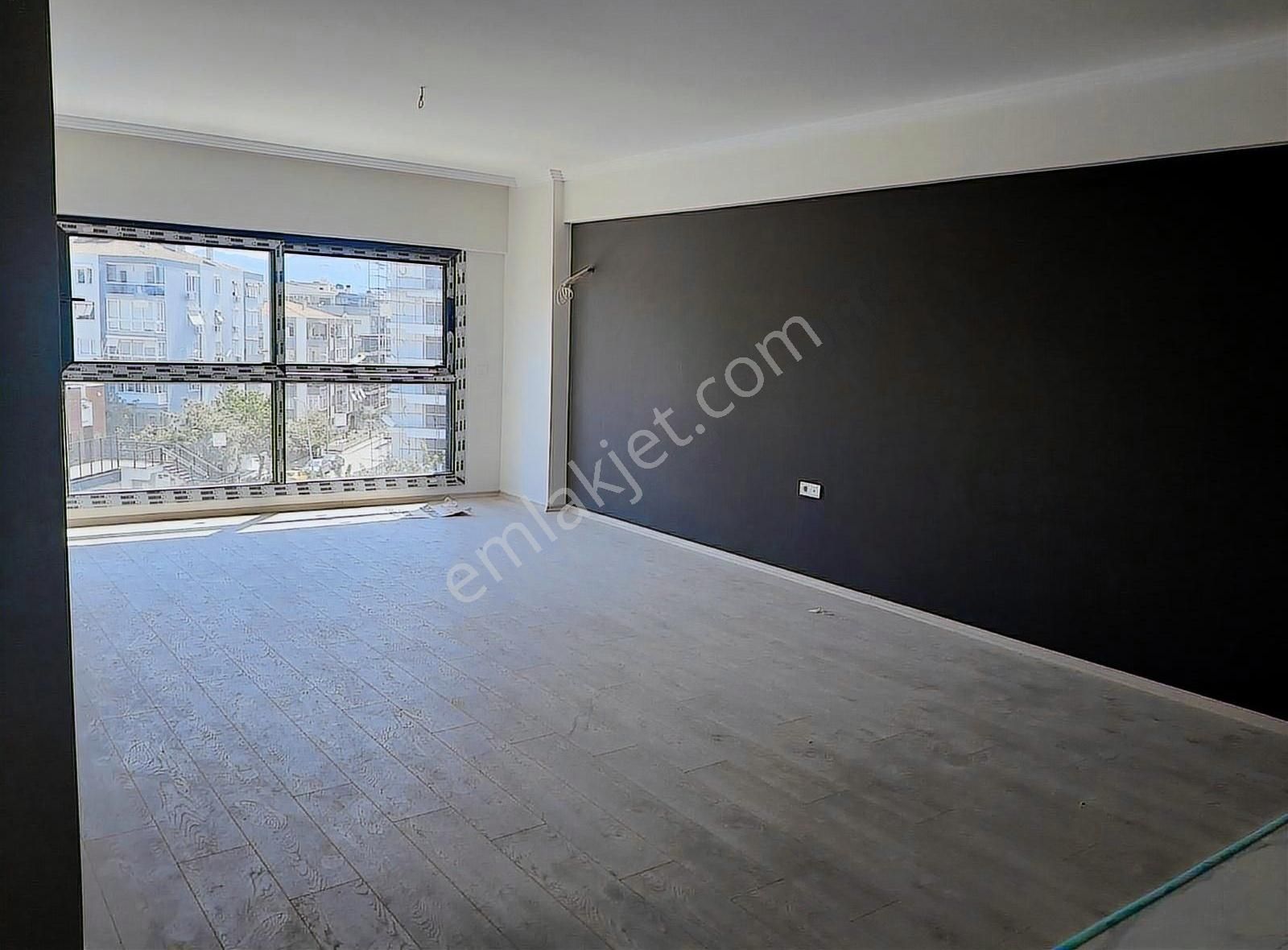 Bostanlı Cepheli Önü Açık Otoparklı - Görsel 12