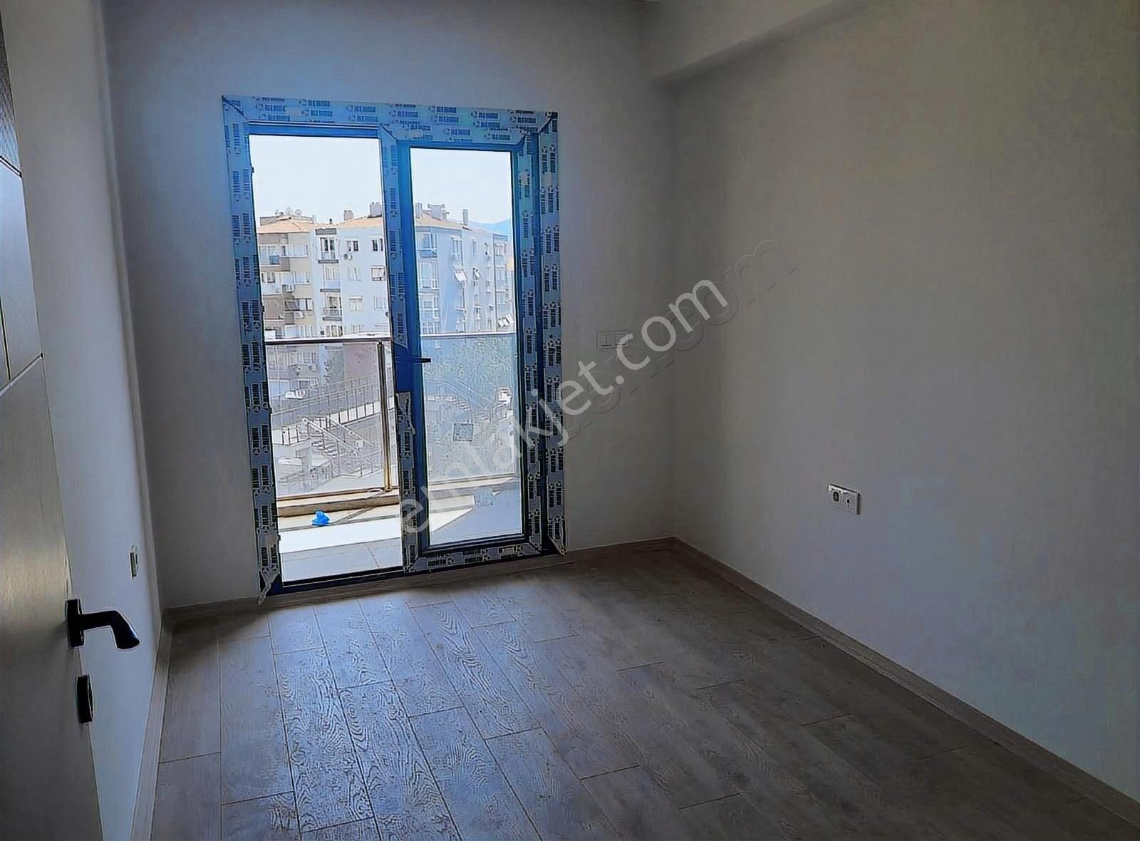 Bostanlı Cepheli Önü Açık Otoparklı - Görsel 11