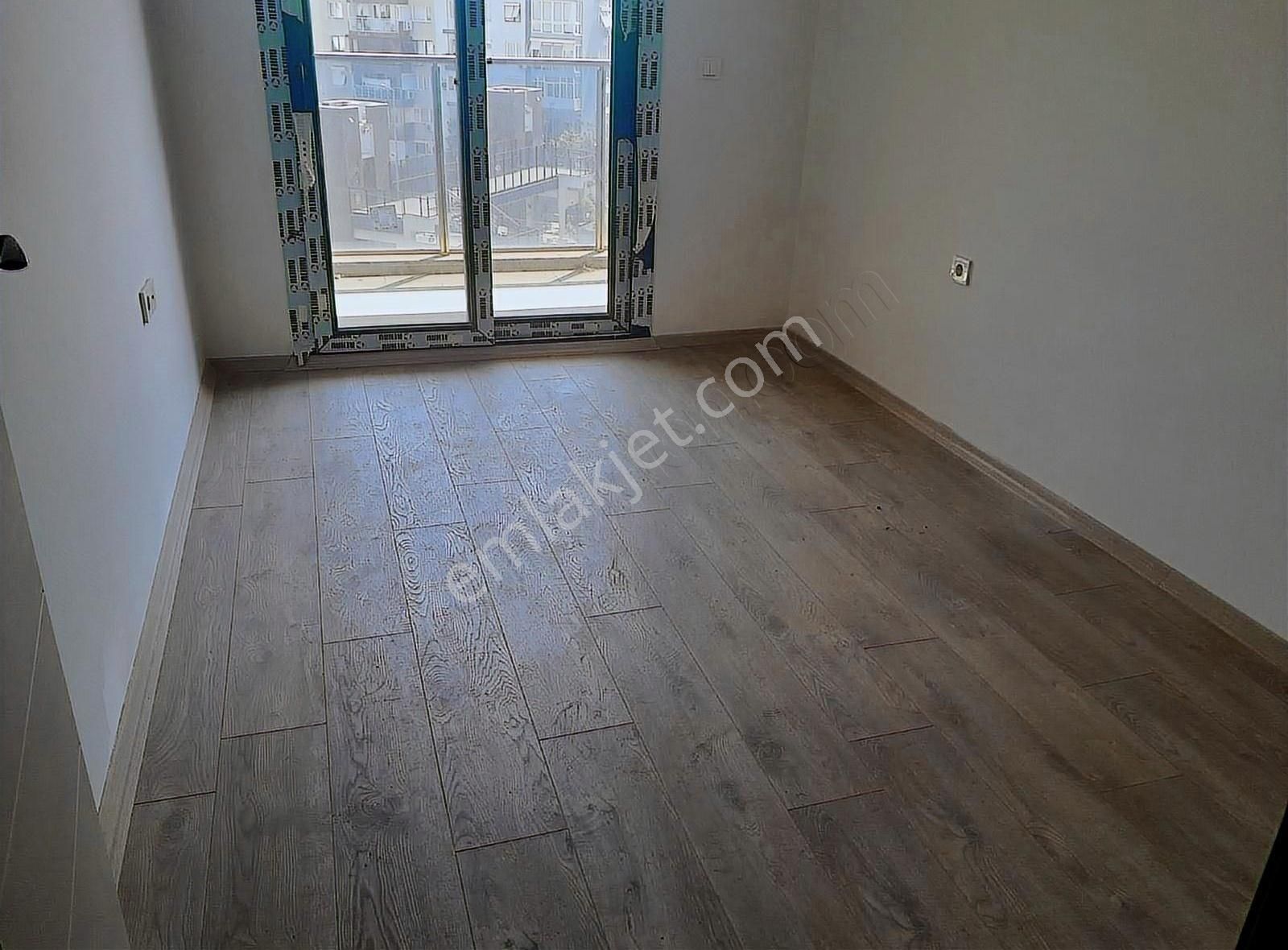 Bostanlı Cepheli Önü Açık Otoparklı - Görsel 2