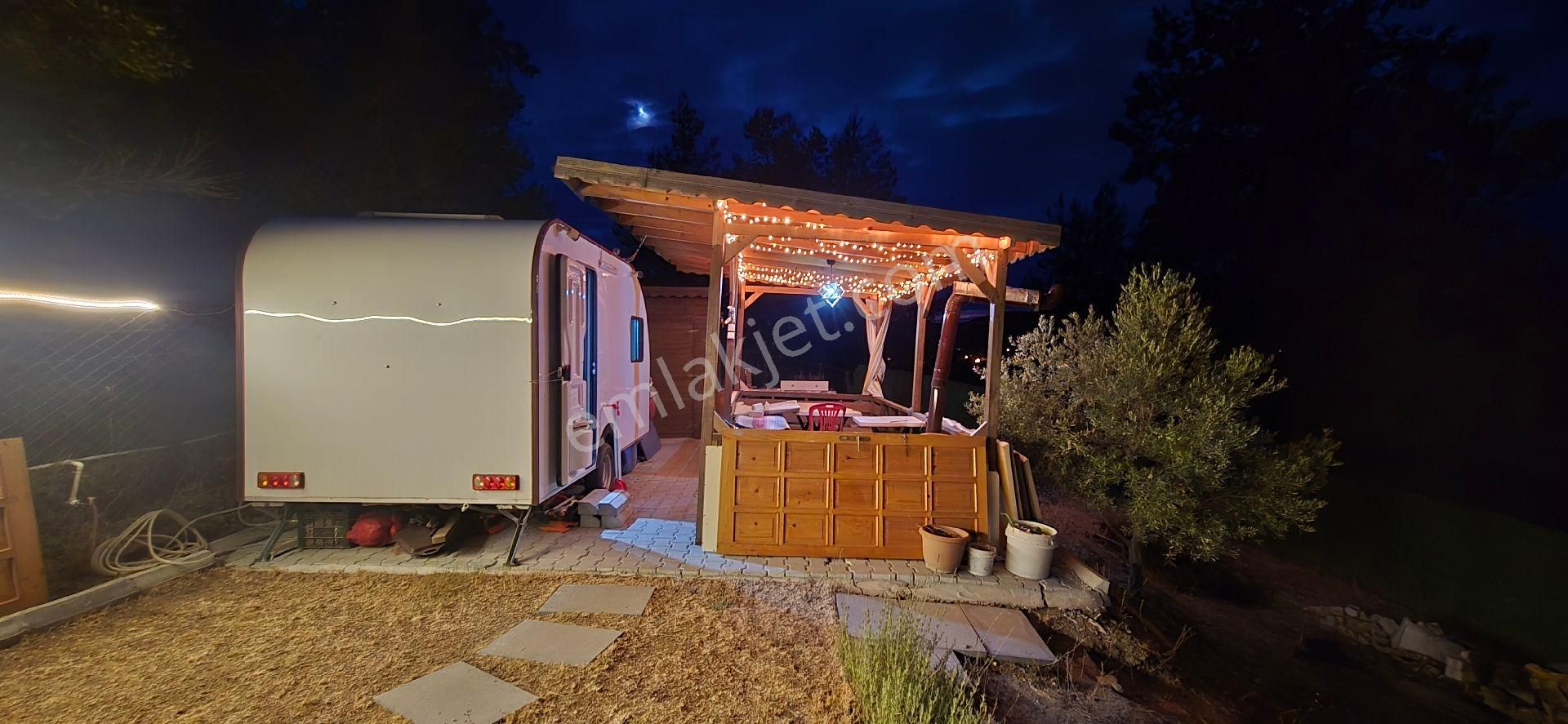 Menderes Çatalca'da 251 M2 Karavanlı Kamelyalı Tarla Satılıktır - Görsel 3