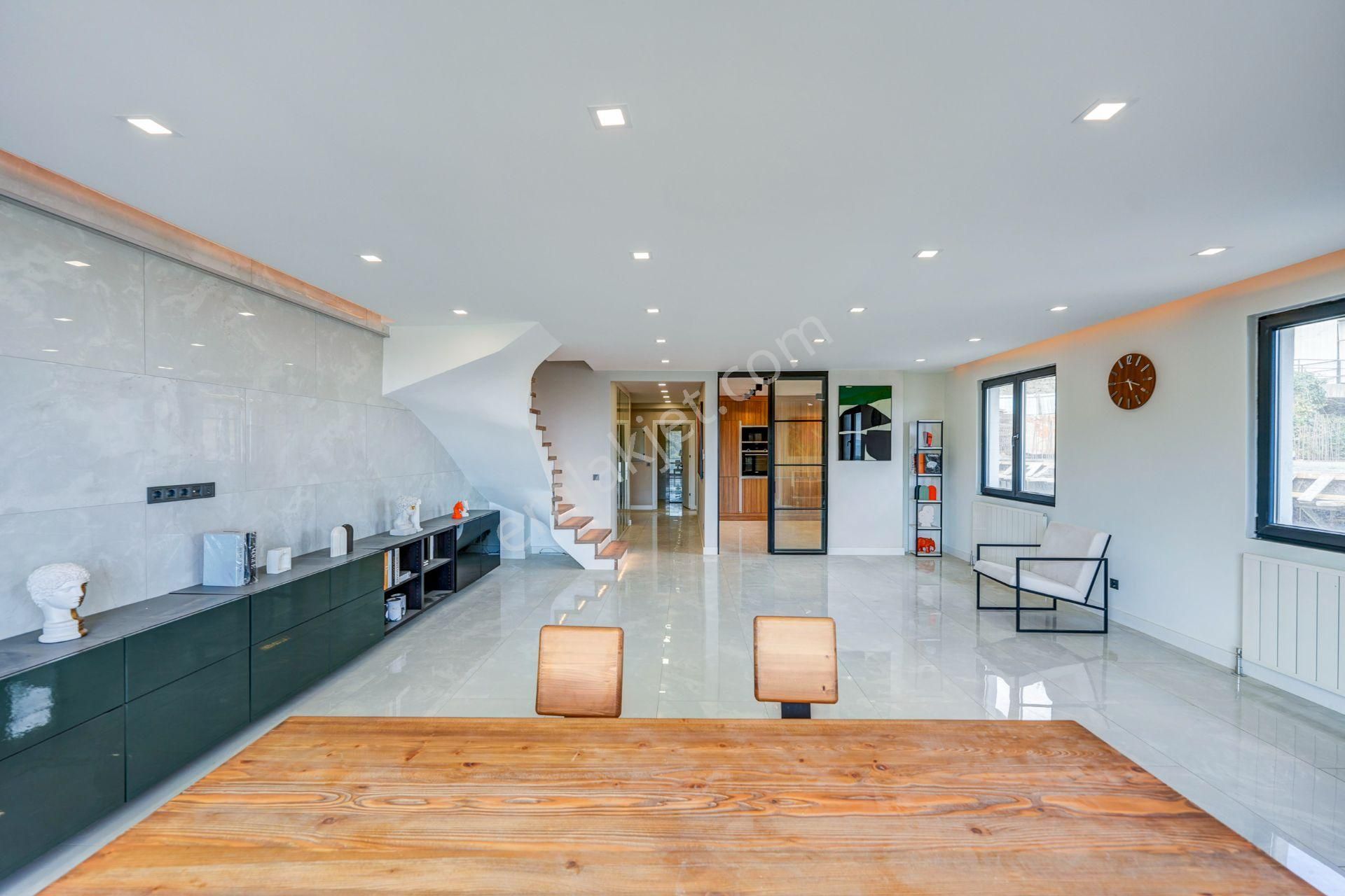 Sarıyer Maden'de Boğaz Manzaralı Satılık 3+1 Çatı Dubleksi - Görsel 16