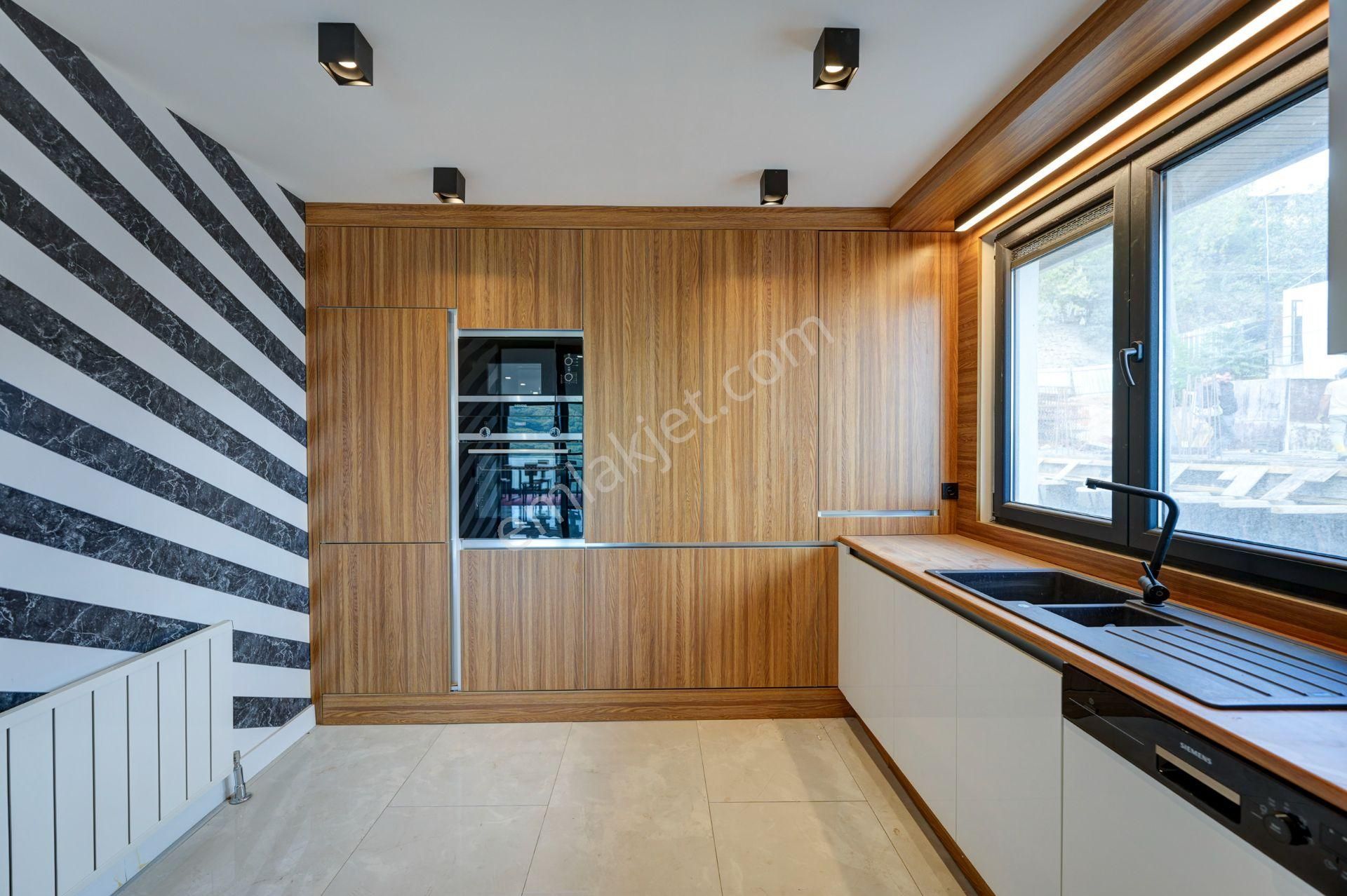 Sarıyer Maden'de Boğaz Manzaralı Satılık 3+1 Çatı Dubleksi - Görsel 20