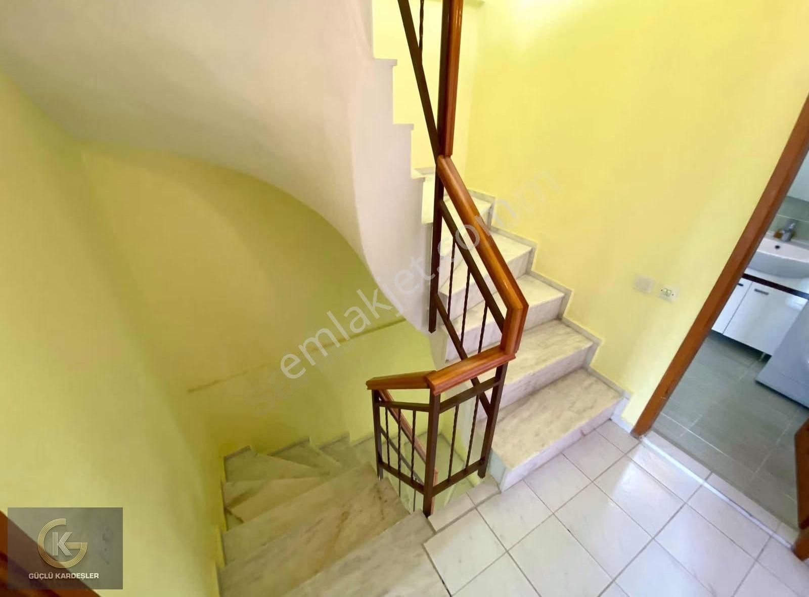 Güçlü Kardeşler Denize 200 Metre Fırsat Manzaralı Villa - Görsel 23