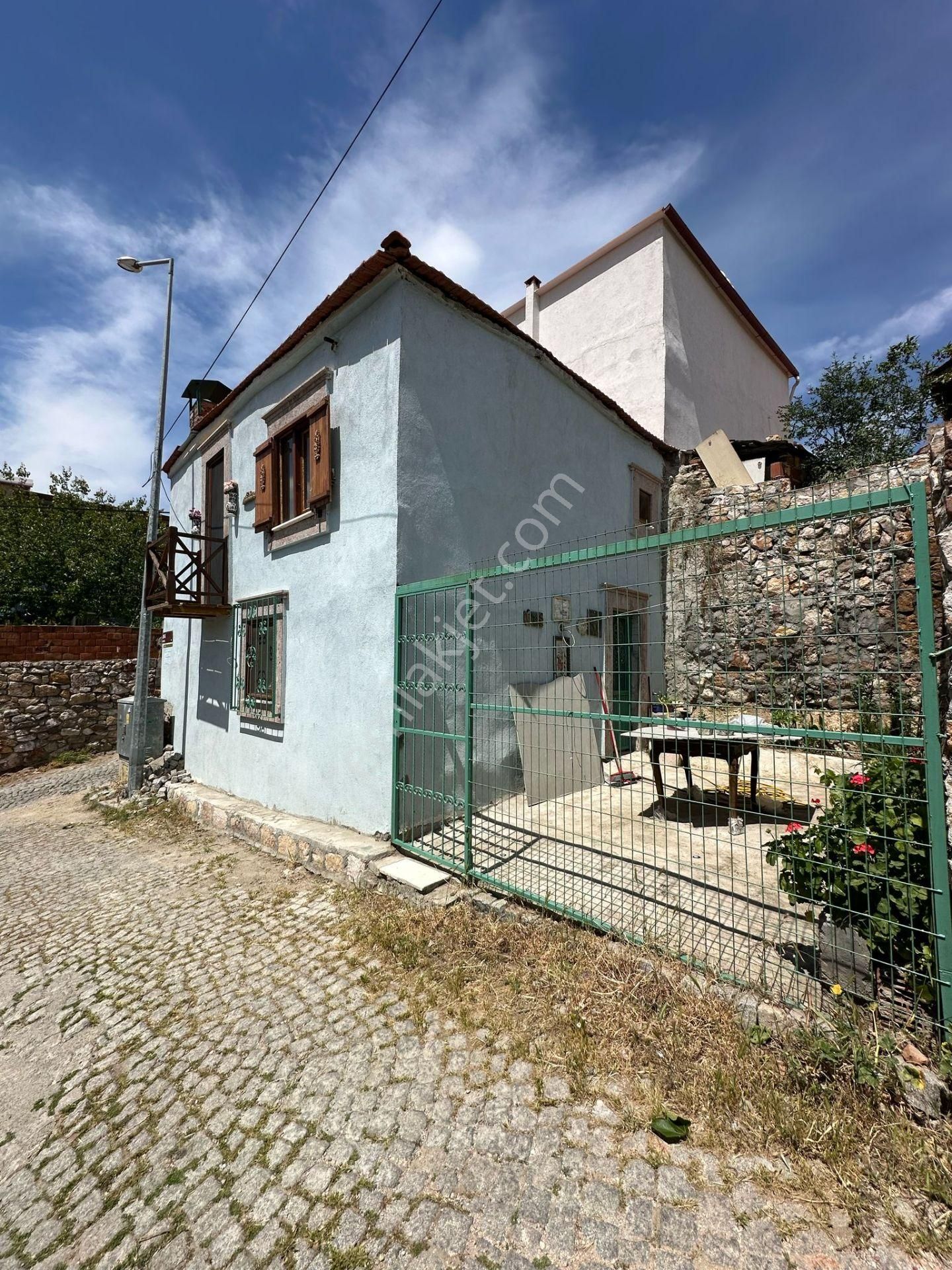 Premar Ayvada'dan Ayvalık Merkez'de Avlulu 2 Katlı 2+1 Kagir Ev