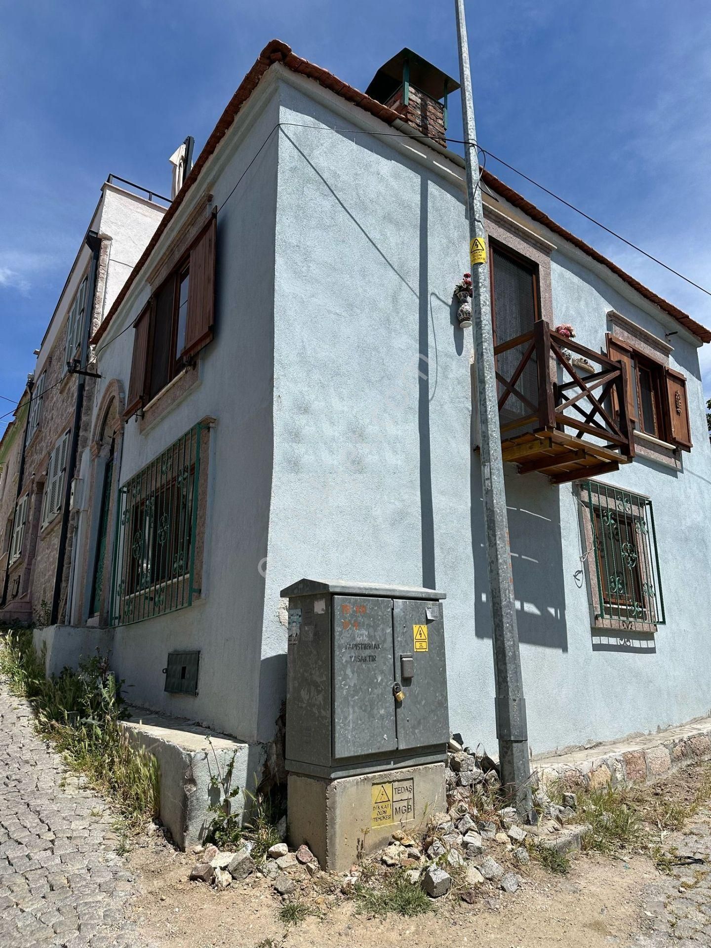 Premar Ayvada'dan Ayvalık Merkez'de Avlulu 2 Katlı 2+1 Kagir Ev - Görsel 2