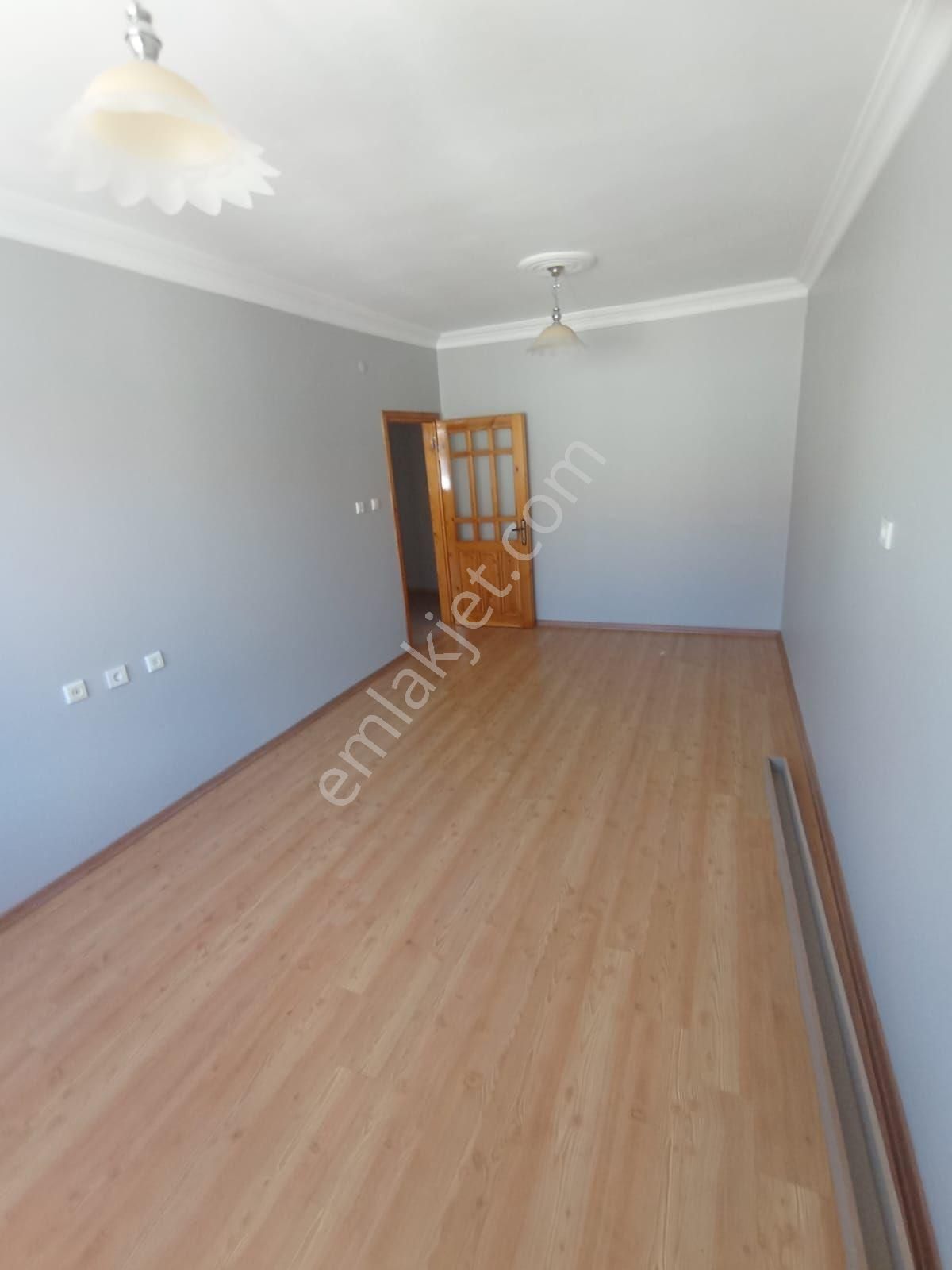 Sivas Yıldız Gayrımenkul'den Bankalar Caddesi Kiralık 2+1 Ofis (asansörlü)