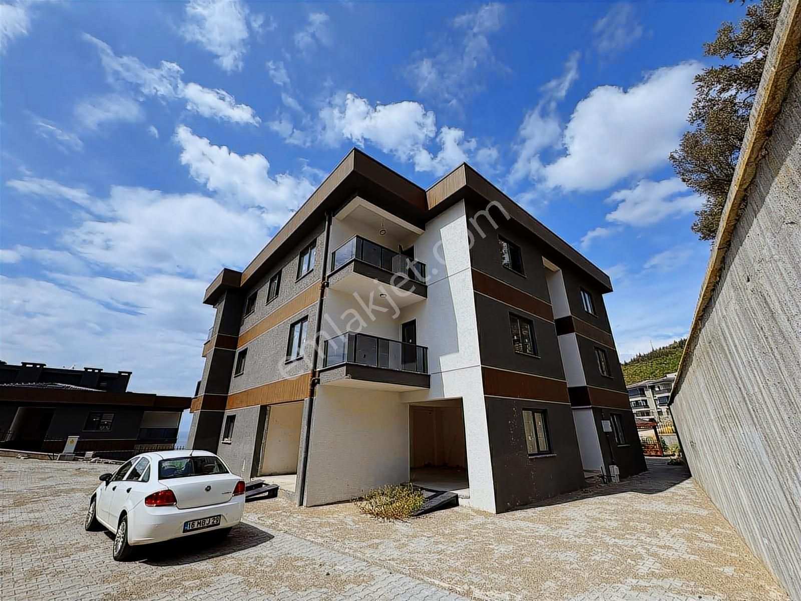 Gemlik Manastır Bölgesinde Deniz Manzaralı 3+1 Satılık - Görsel 3