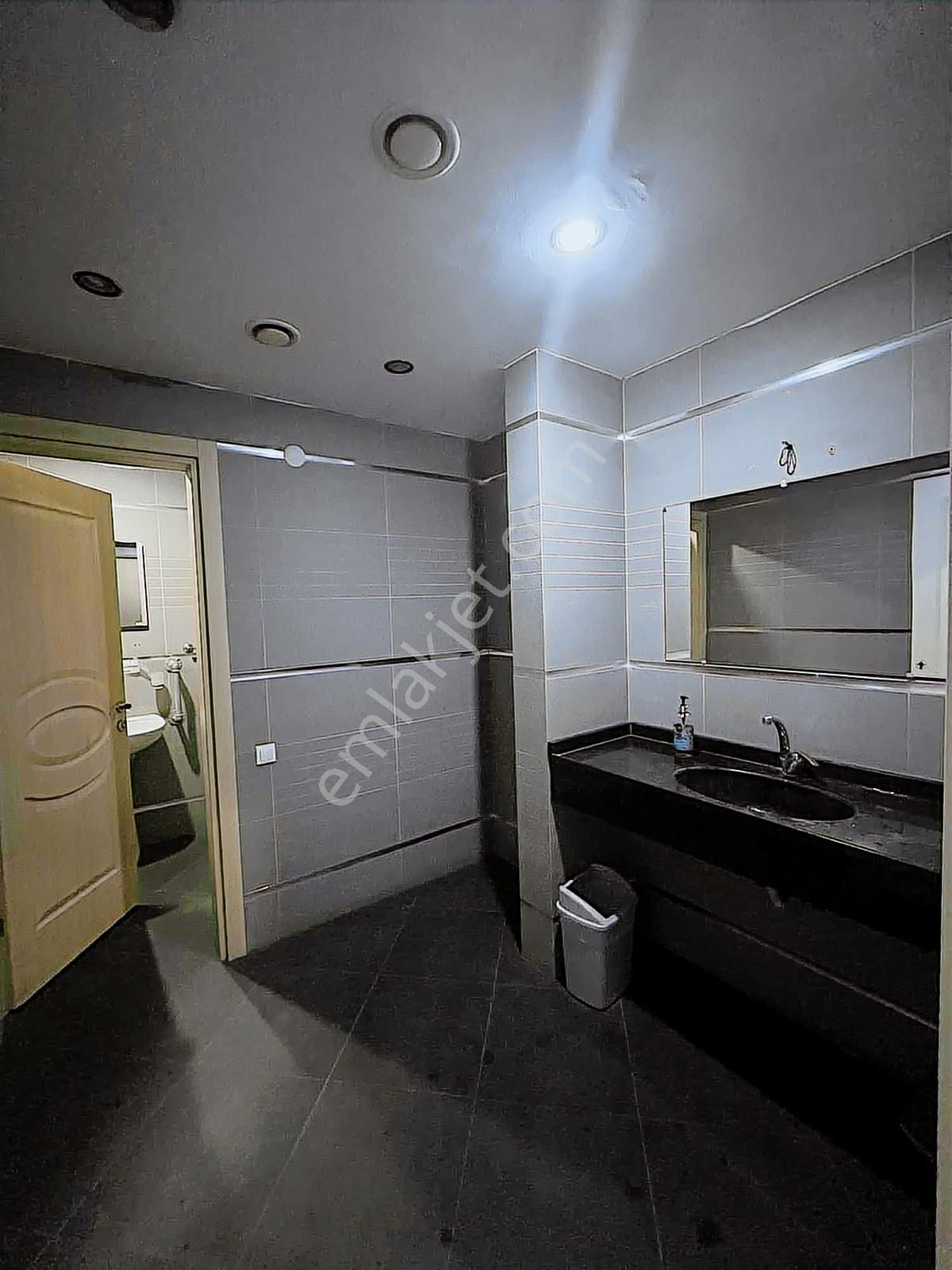 İhsaniyede Kiralık 3 Katlı Ticari Mülk - Görsel 8