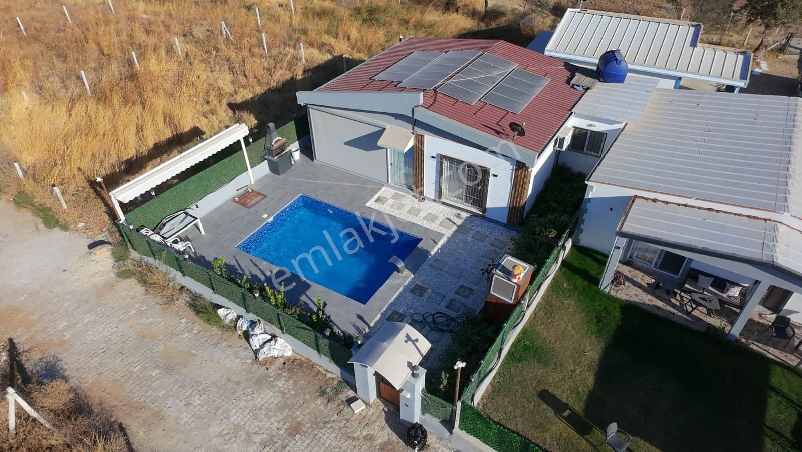 Menderes Akçaköy’de 300 M2 Arsa İçinde Havuzlu 3+1 Satılık Müstakil Ev – Eşyalı & Huzurlu Yaşam