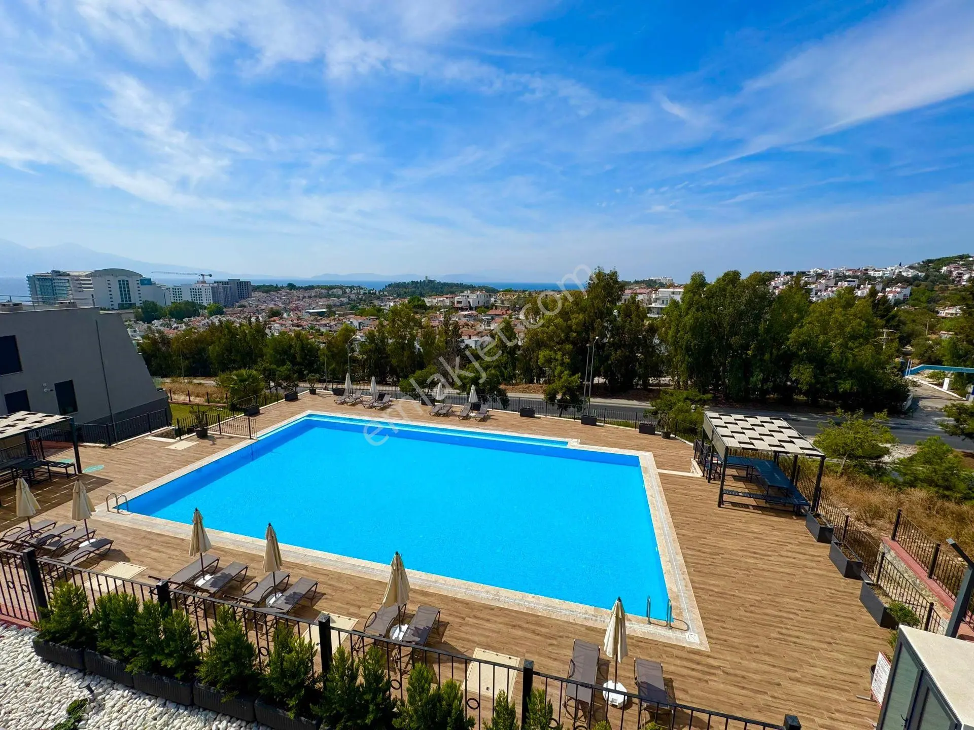 Kuşadasısitede Önü Havuz Ve Deniz Manzaralı Büyük 2+1 - Görsel 3