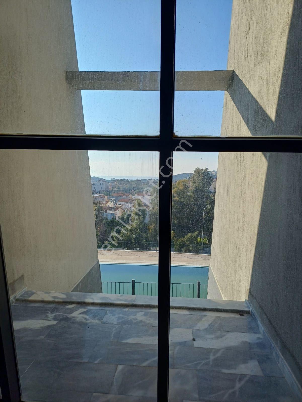Kuşadasısitede Önü Havuz Ve Deniz Manzaralı Büyük 2+1 - Görsel 11