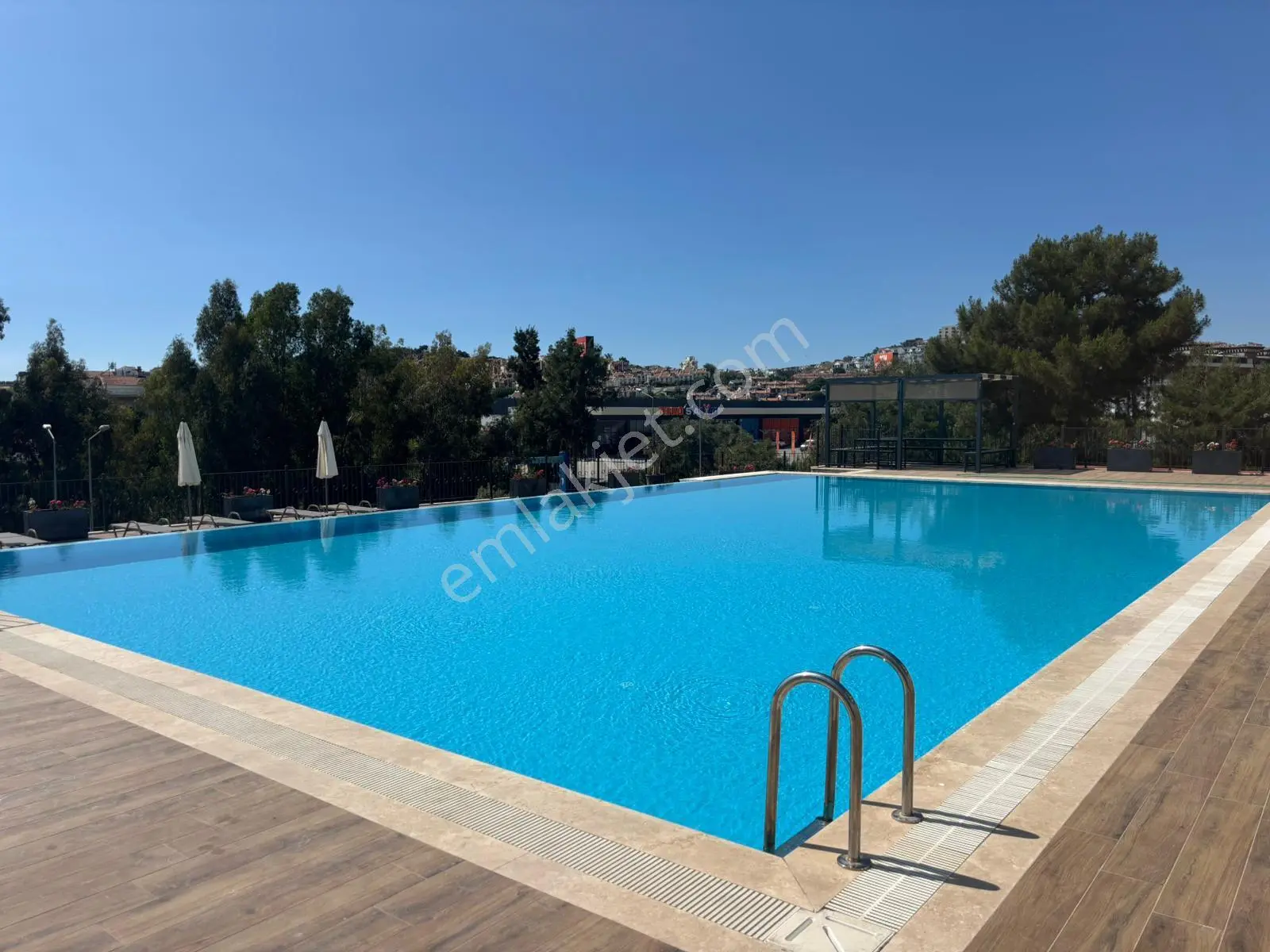 Kuşadasısitede Önü Havuz Ve Deniz Manzaralı Büyük 2+1 - Görsel 4